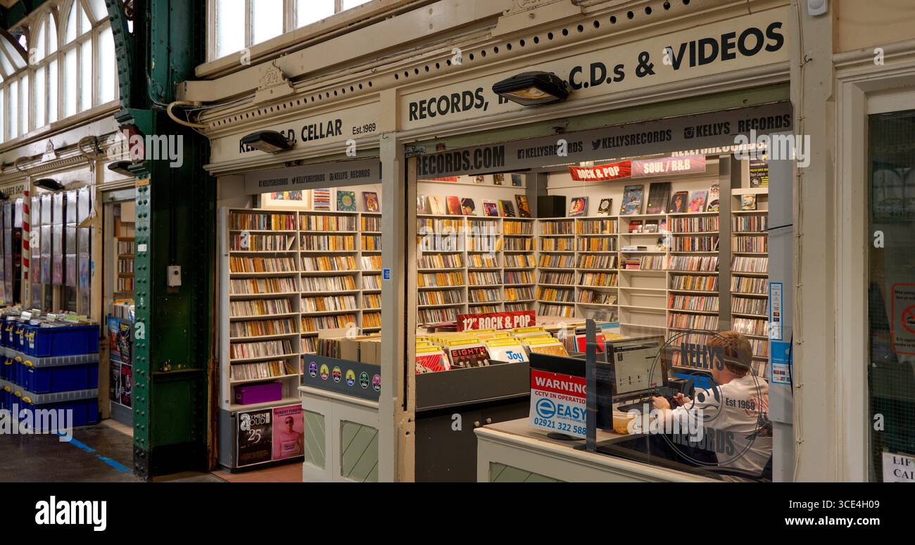 CARDIFF, Großbritannien - 8. AUGUST 2025 - Indoor Shot von Kelly's Plattenladen, der Musik-CDs und -Platten auf dem Cardiff Market verkauft Stockfoto