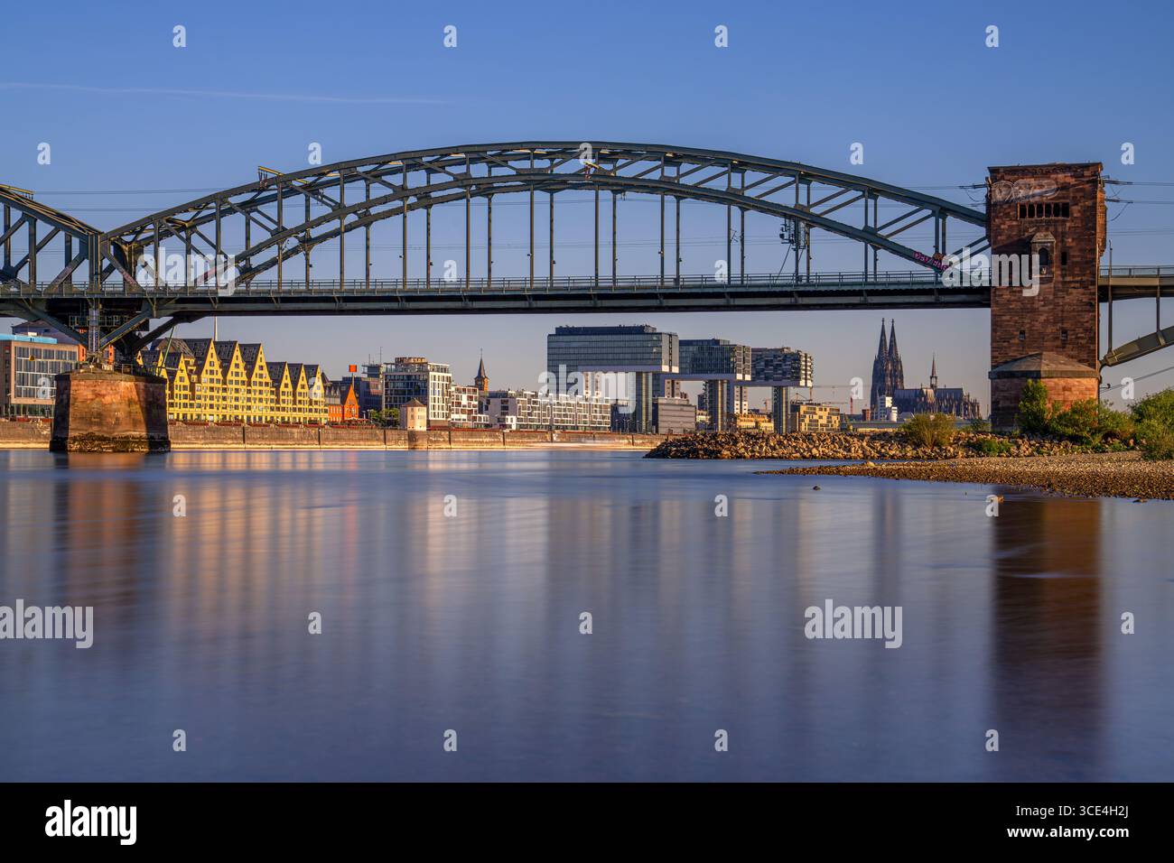 Köln, Deutschland - 12. Mai 2025: Panorama der Kölner Stadt am Rhein gegen Morgenlicht am 12. Mai 2025 in Deutschland, Europa Stockfoto