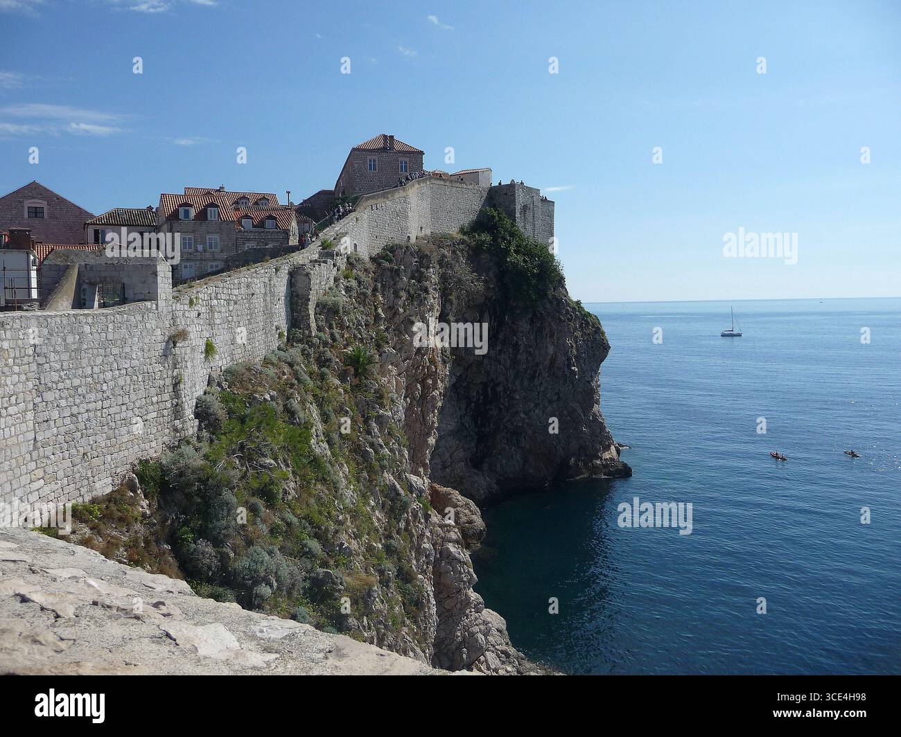Dubrovnik (Kroatisch) ist eine Stadt an der Adria im Süden Kroatiens und eines der bekanntesten Reiseziele im Mittelmeer Stockfoto