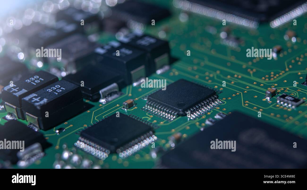 Detaillierter Blick auf eine Computerplatine mit komplexen Mikrochips und elektronischen Komponenten, die in Ai- und Kryptowährungsanwendungen verwendet werden. Stockfoto