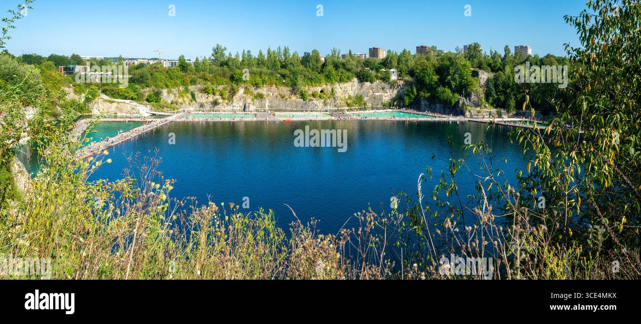 Zakrzówek, Krakau, Polen. Schwimmbäder, Sonnenplattformen und Paddelbereich am Zakrzowek See mit steilen Klippen anstelle von überflutetem Kalkstein qu Stockfoto
