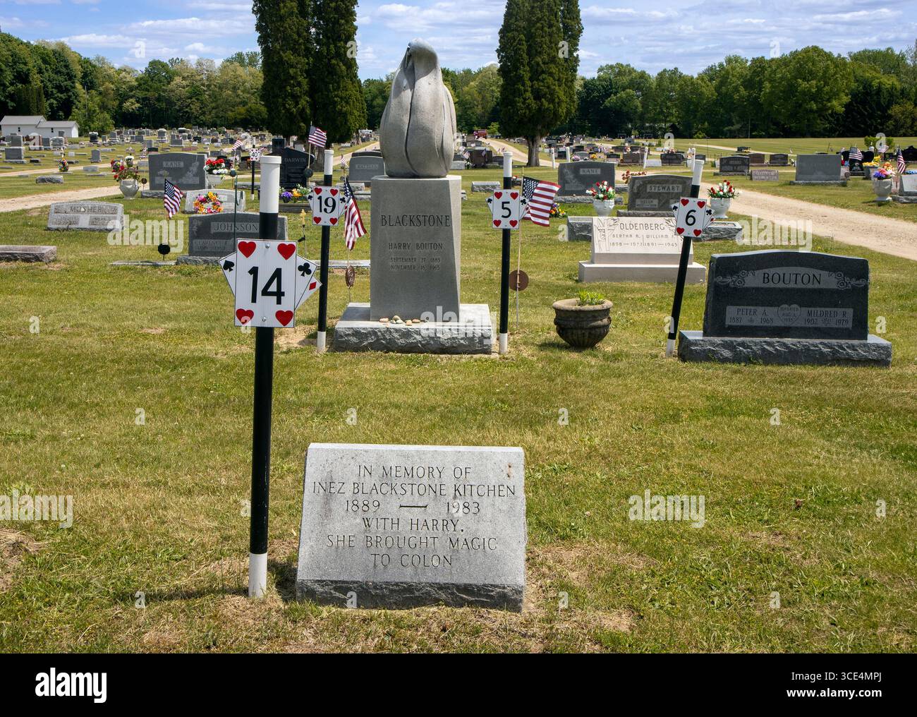 Colon, Michigan, die „magische Hauptstadt der Welt“, ist die Heimat von Magiergräbern, auf denen berühmte Illusionisten auf diesem bezaubernden Friedhof ruhen. Stockfoto