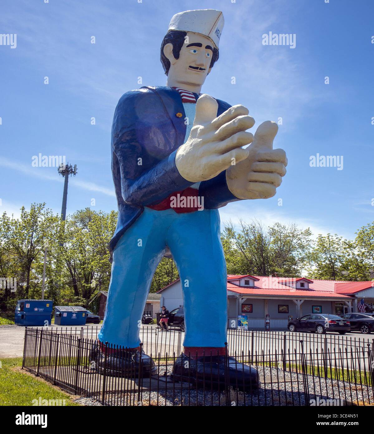 Die Giant-Hand Jacque Statue in Marblehead, Ohio, ist eine skurrile Figur am Straßenrand mit übergroßen Händen, die der Stadt am Seeufer etwas verrücktes verleiht. Stockfoto