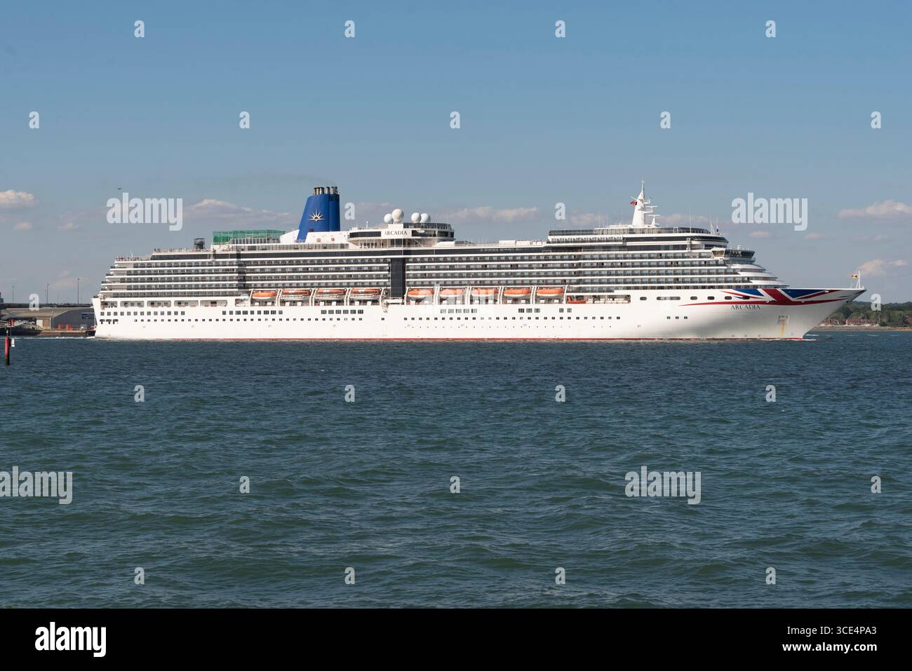 Southampton England Großbritannien. 14.07.2025. Das Kreuzfahrtschiff Arcadia, das Southampton Water nach Südengland Richtung offene See fährt. Stockfoto