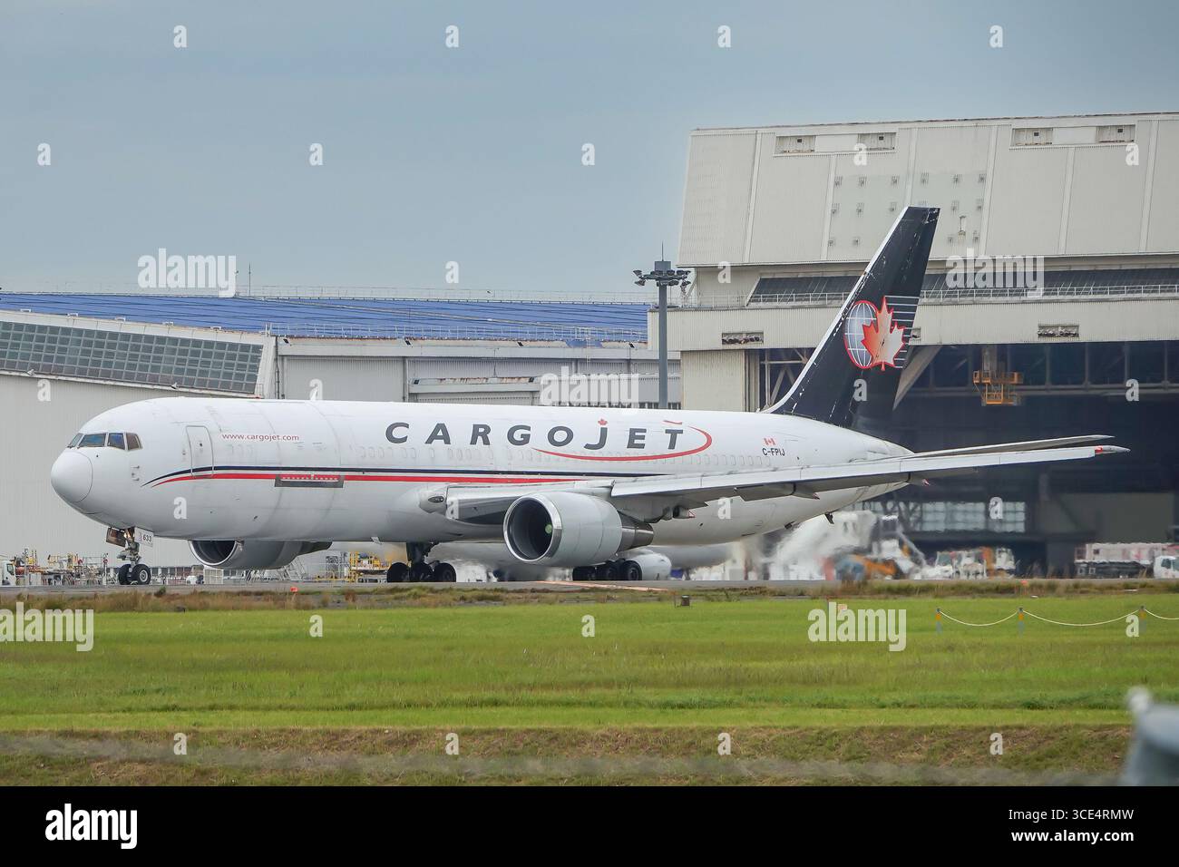 Tokio, Japan - 16. Oktober 2024. C-FPIJ Cargojet Airways Boeing 767-300(F) im Rollverkehr am Flughafen Narita (NRT), Japan. Stockfoto