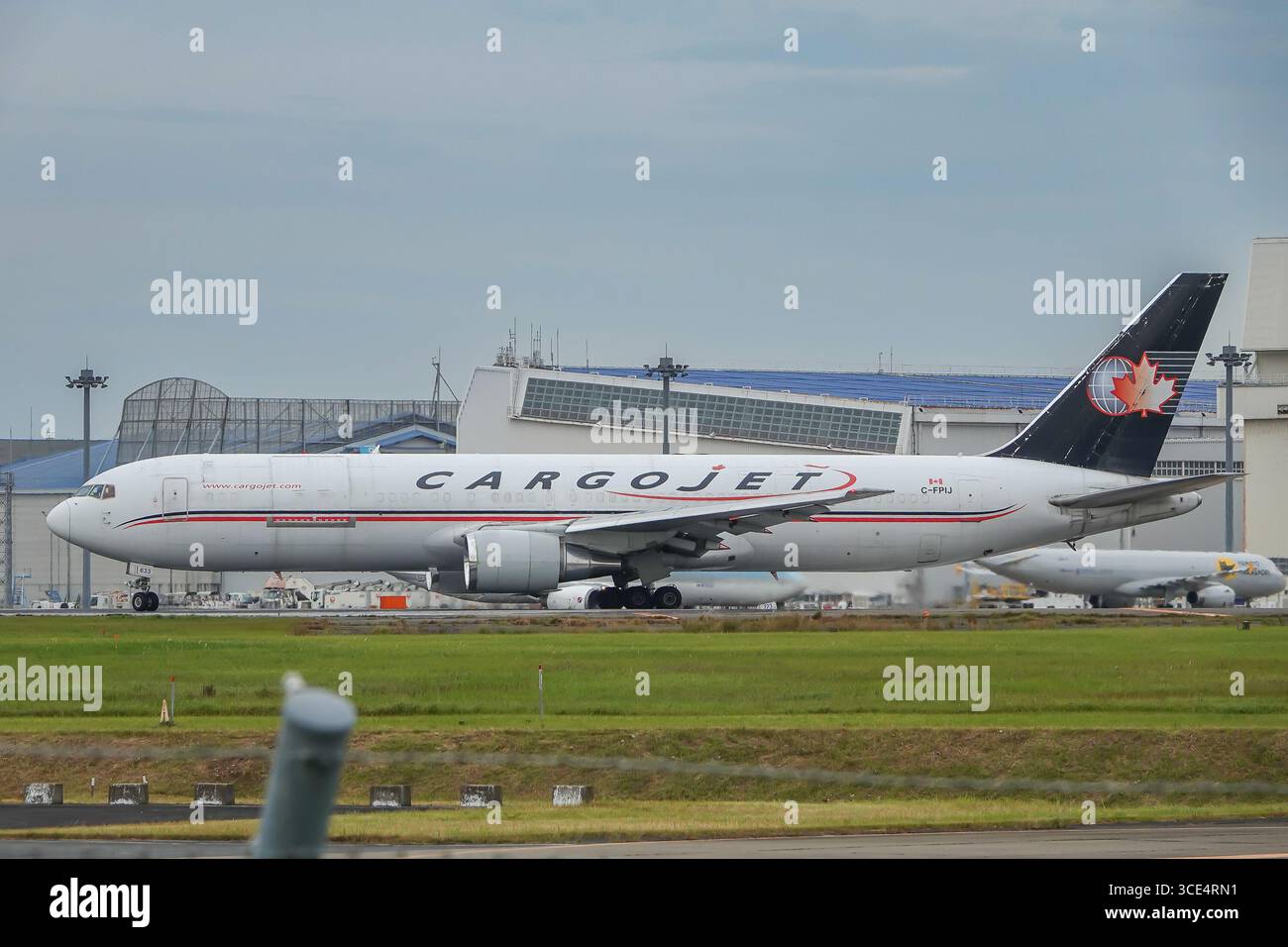 Tokio, Japan - 16. Oktober 2024. C-FPIJ Cargojet Airways Boeing 767-300(F) im Rollverkehr am Flughafen Narita (NRT), Japan. Stockfoto