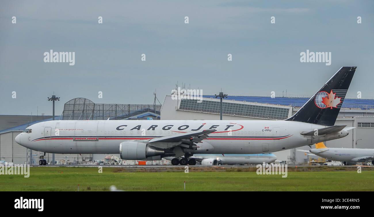 Tokio, Japan - 16. Oktober 2024. C-FPIJ Cargojet Airways Boeing 767-300(F) im Rollverkehr am Flughafen Narita (NRT), Japan. Stockfoto