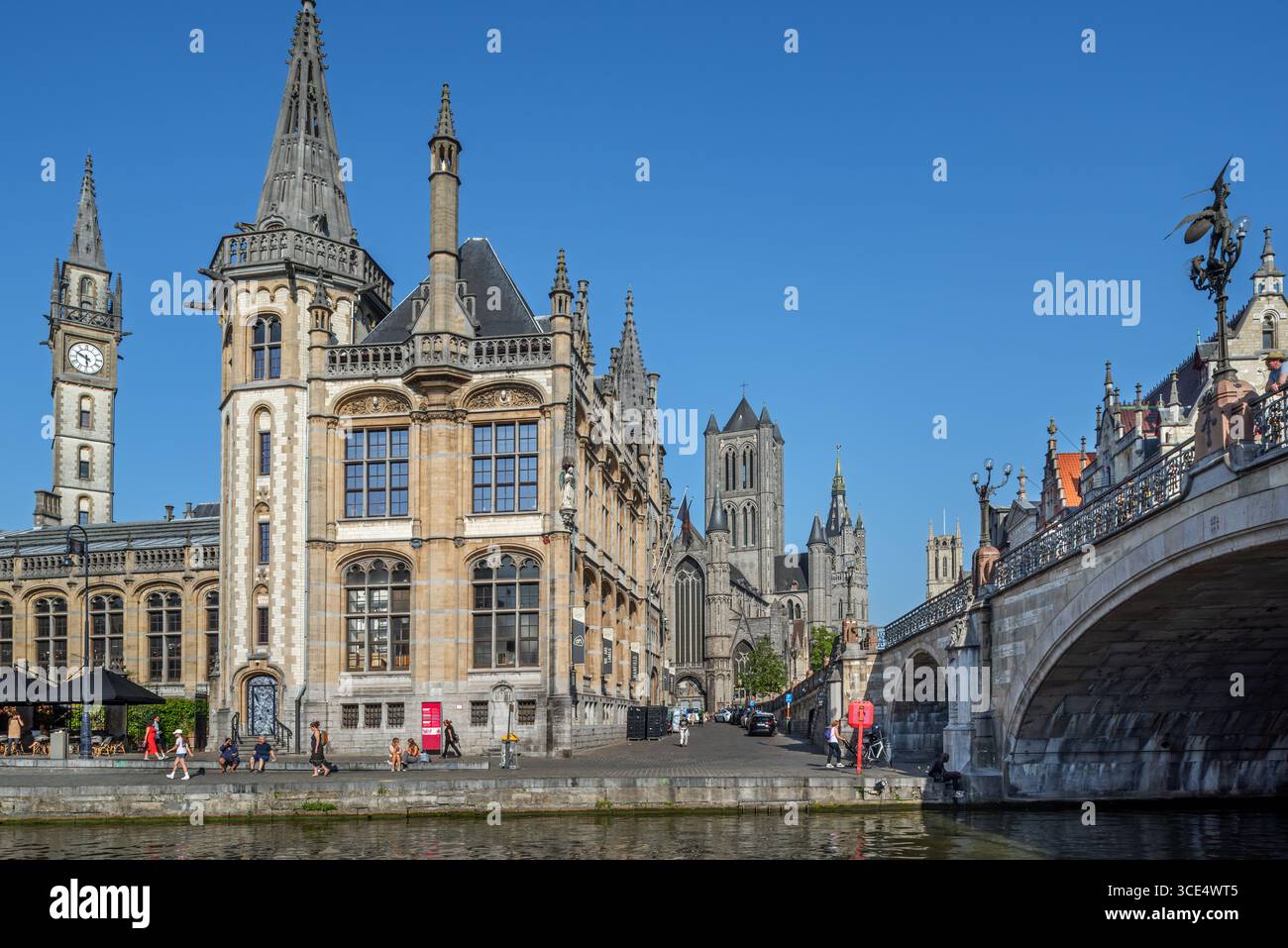 Graslei / Grass Lane, Post Shopping Centre, St. Michael's Bridge und St. Nikolaus Kirche in der Stadt Gent / Gent im Sommer, Ostflandern, Belgien Stockfoto