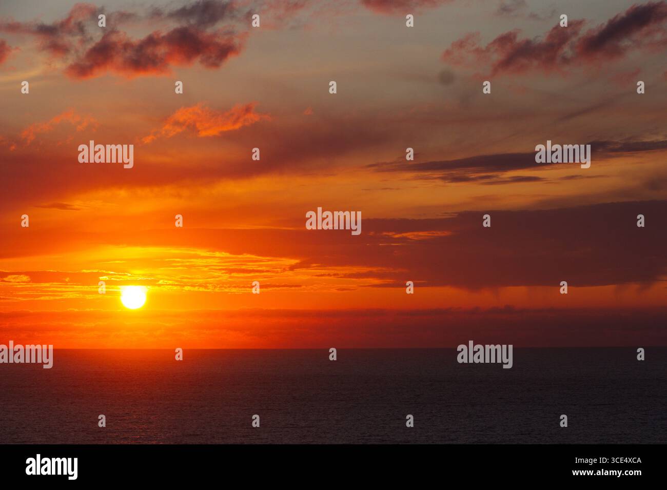 Feuriger Sonnenuntergang, Mawgan Porth, North Cornwall, England, Großbritannien Stockfoto