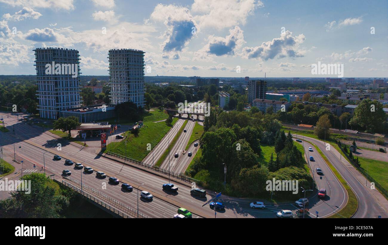 Drohnenpanorama von Tallinn Järve - Twin Tower Wolkenkratzer, Major Highway und grüne Stadtlandschaft, Estland Stockfoto Drohnenpanorama von Tallinn Järve - Twin Tower Wolkenkratzer, Major Highway und grüne Stadtlandschaft, Estland Stockfoto