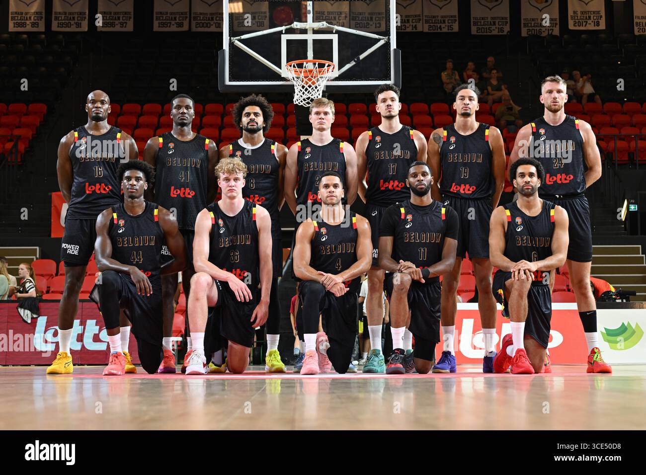 Charleroi, Belgien. August 2025. Belgische Spieler und posieren für ein Mannschaftsfoto vor einem Basketballspiel zwischen der belgischen Nationalmannschaft Belgische Lions und Großbritannien am Freitag, den 15. August 2025 in Oostende, in einem Freundschaftsturnier. BELGA PHOTO MAARTEN STRAETEMANS Credit: Belga News Agency/Alamy Live News Stockfoto