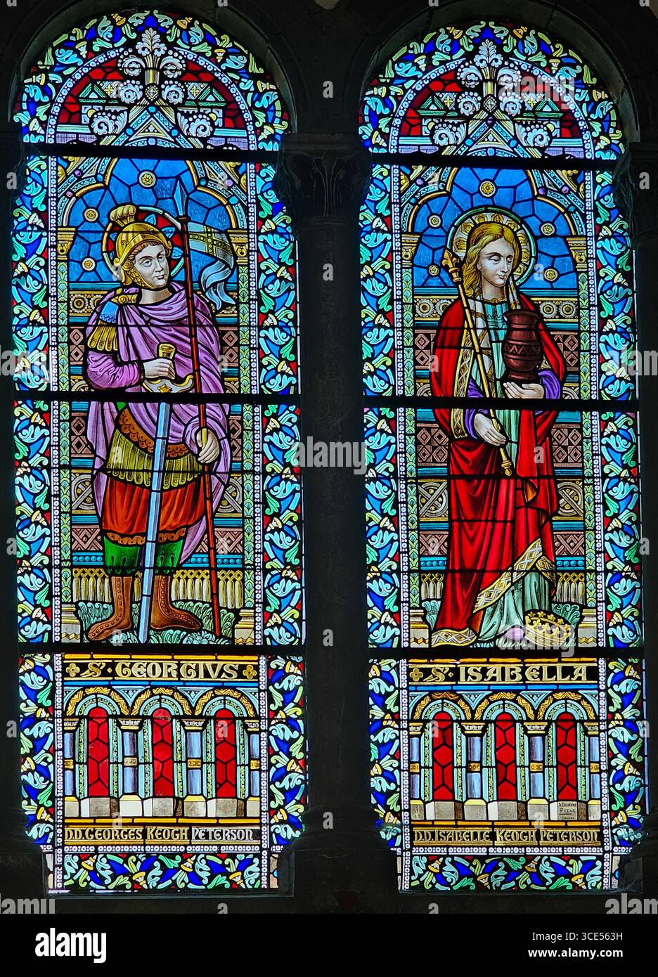 Rochefort, Belgien - 23. Juli 2025: Buntglasfenster zeigen den Heiligen Georg, der als Soldat mit Schwert und Speer gekleidet ist, und den Heiligen Isabella, der einen hält Stockfoto