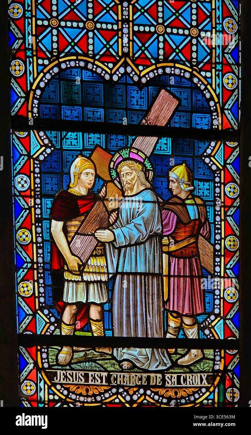 Rochefort, Belgien - 23. Juli 2025: Buntglasfenster, in dem Jesus das Kreuz von römischen Soldaten erhält, das die zweite Station der Kirche darstellt Stockfoto