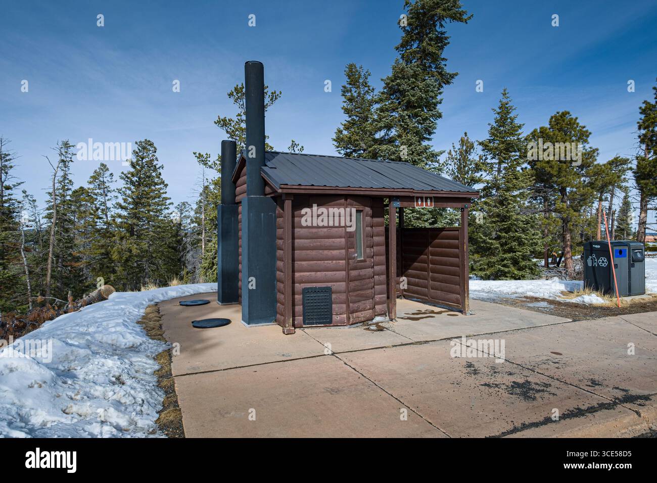 Vault Toiletten am Rainbow Point, Bryce Canyon Nationalpark, Kane County, Utah, USA Stockfoto
