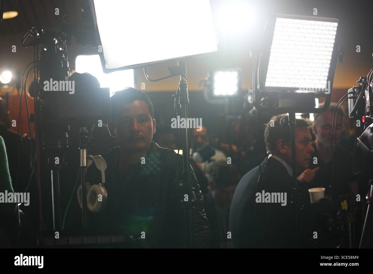 Anchorage, USA. August 2025. Journalisten arbeiten in einem Pressesaal vor einem Treffen zwischen dem russischen Präsidenten Wladimir Putin und dem US-Präsidenten Donald Trump am 15. August 2025 in der Joint Base Elmendorf-Richardson in Anchorage, Alaska, USA. Quelle: Wu Xiaoling/Xinhua/Alamy Live News Stockfoto