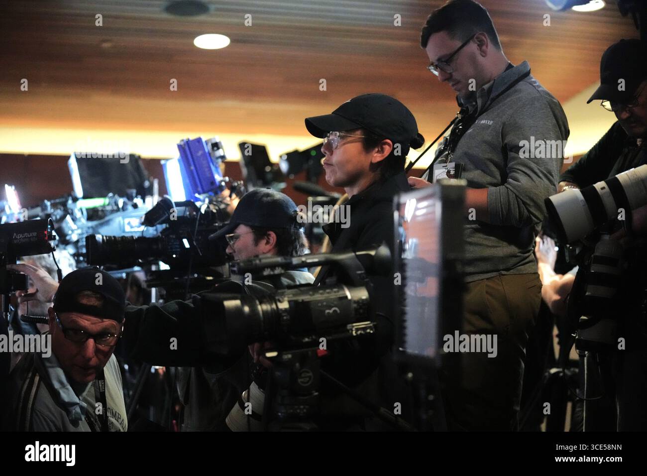 Anchorage, USA. August 2025. Journalisten arbeiten in einem Pressesaal vor einem Treffen zwischen dem russischen Präsidenten Wladimir Putin und dem US-Präsidenten Donald Trump am 15. August 2025 in der Joint Base Elmendorf-Richardson in Anchorage, Alaska, USA. Quelle: Wu Xiaoling/Xinhua/Alamy Live News Stockfoto