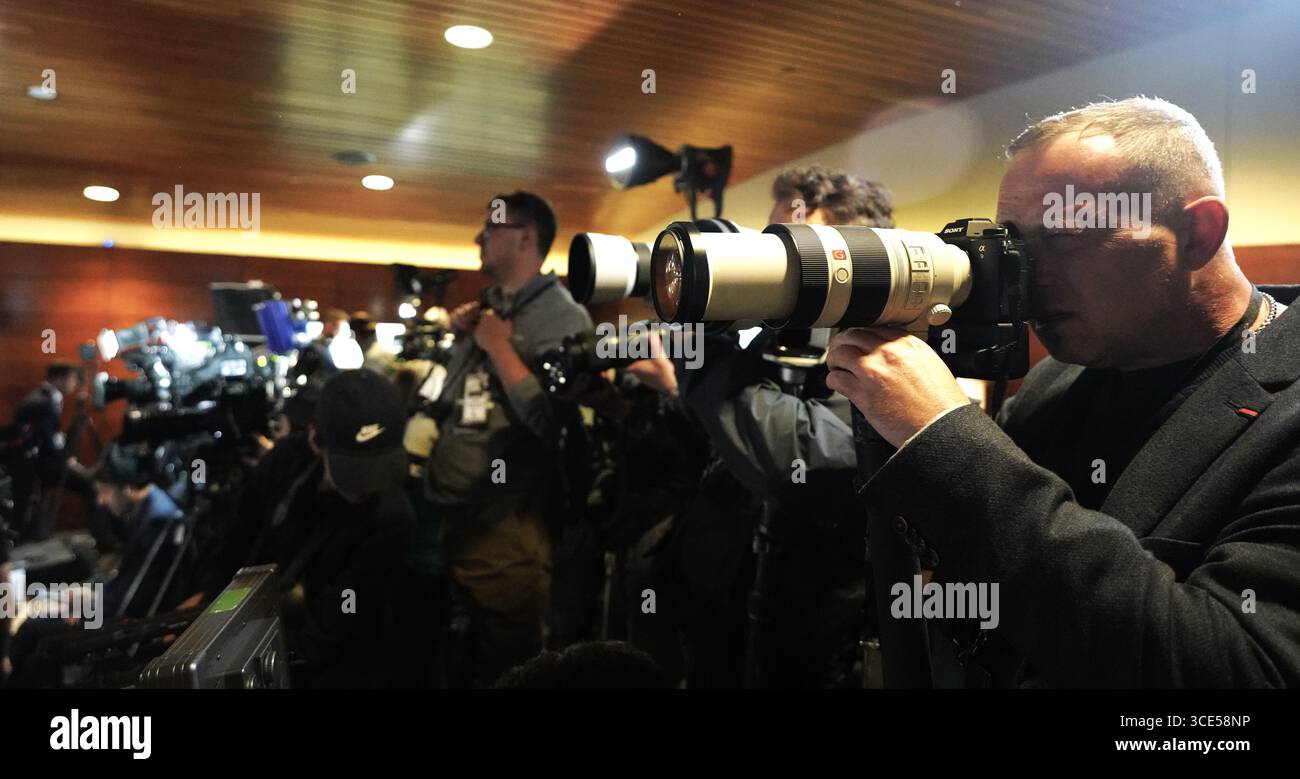 Anchorage, USA. August 2025. Journalisten arbeiten in einem Pressesaal vor einem Treffen zwischen dem russischen Präsidenten Wladimir Putin und dem US-Präsidenten Donald Trump am 15. August 2025 in der Joint Base Elmendorf-Richardson in Anchorage, Alaska, USA. Quelle: Wu Xiaoling/Xinhua/Alamy Live News Stockfoto