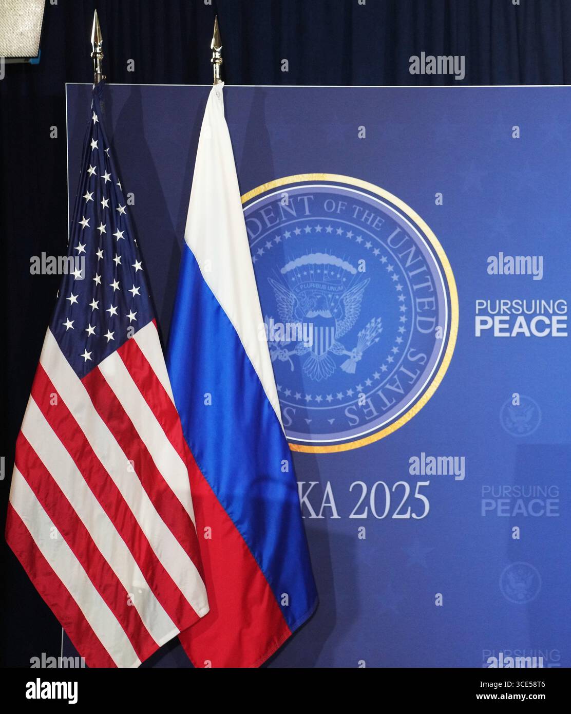 Anchorage, USA. August 2025. Das Foto vom 15. August 2025 zeigt einen Pressesaal vor einem Treffen zwischen dem russischen Präsidenten Wladimir Putin und dem US-Präsidenten Donald Trump auf der Joint Base Elmendorf-Richardson in Anchorage, Alaska, USA. Quelle: Wu Xiaoling/Xinhua/Alamy Live News Stockfoto