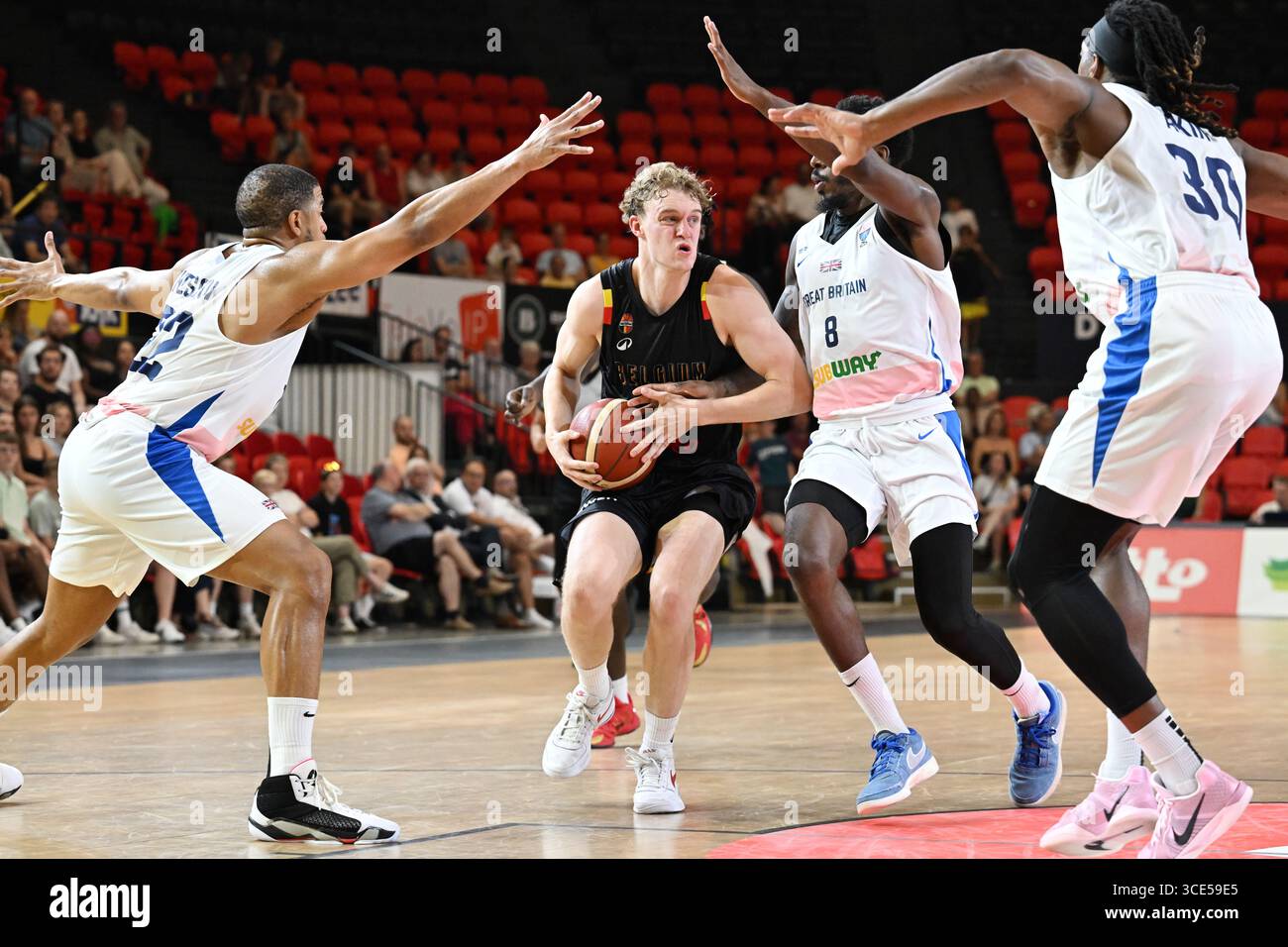 Charleroi, Belgien. August 2025. Die belgischen Joppe Mennes kämpfen um den Ball während eines Basketballspiels zwischen der belgischen Nationalmannschaft Belgische Lions und Großbritannien am Freitag, den 15. August 2025 in Oostende, in einem Freundschaftsturnier. BELGA PHOTO MAARTEN STRAETEMANS Credit: Belga News Agency/Alamy Live News Stockfoto