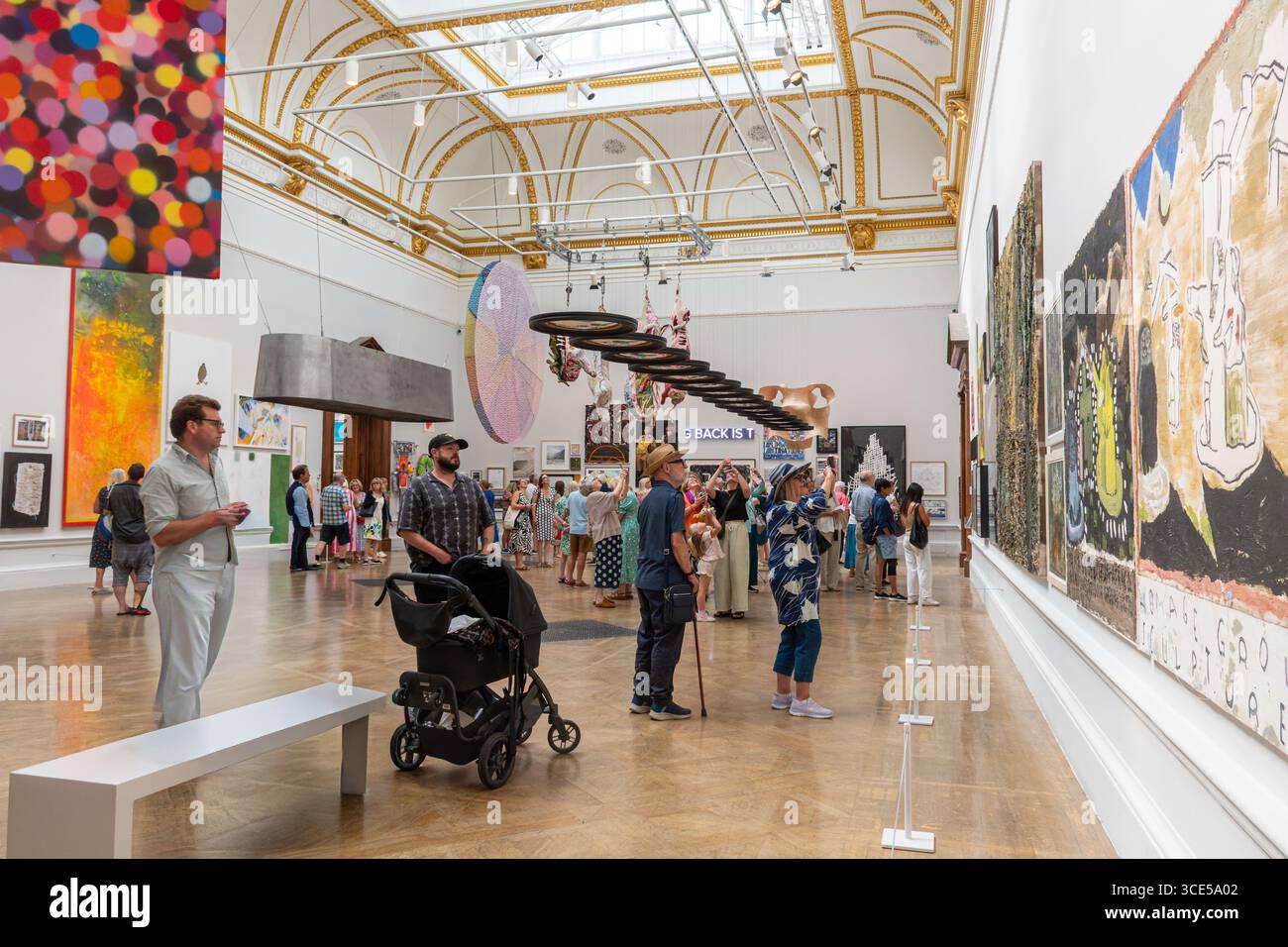 August 2025. Die letzte Woche der Sommerausstellung der Royal Academy of Arts in Burlington House, Piccadilly, London, England, Großbritannien. Stockfoto
