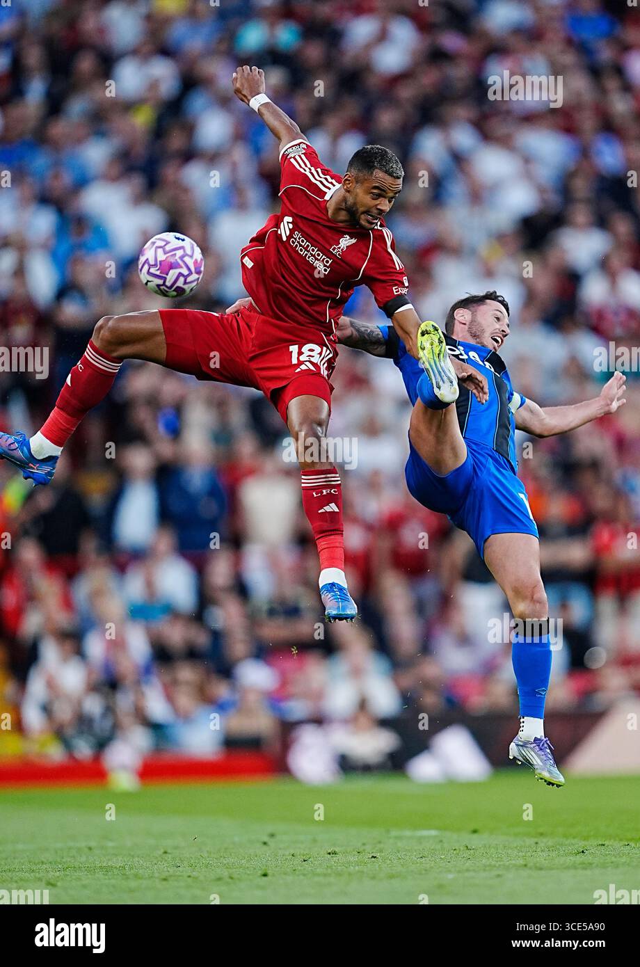 Liverpool Cody Gakpo (links) und Bournemouths Adam Smith kämpfen um den Ball während des Premier League-Spiels in Anfield, Liverpool. Bilddatum: Freitag, 15. August 2025. Stockfoto