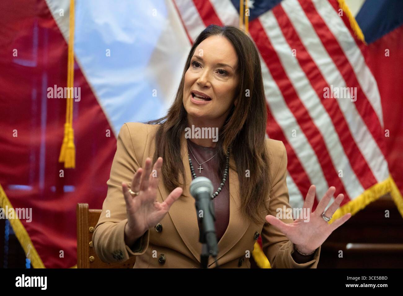 Austin, Texas, USA. August 2025. US-Landwirtschaftsminister BROOKE ROLLINS besucht das Texas Capitol mit Gouverneur Abbott (nicht gezeigt), um die Bemühungen der Bundesrepublik zur Beseitigung von Schraubenwürmern zu erörtern, die die texanische Rindfleischindustrie vor möglichen schädlichen Bedrohungen aus Südamerika und Mexiko schützen sollen. (Kreditbild: © Bob Daemmrich/ZUMA Press Wire) NUR REDAKTIONELLE VERWENDUNG! Nicht für kommerzielle ZWECKE! Stockfoto