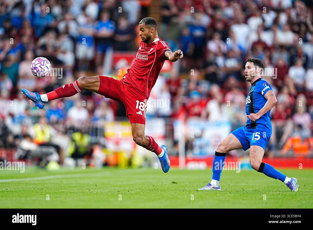 Liverpool Cody Gakpo (links) versucht, den Ball zu kontrollieren, während Bournemouths Adam Smith während des Premier League-Spiels in Anfield, Liverpool, zusieht. Bilddatum: Freitag, 15. August 2025. Stockfoto