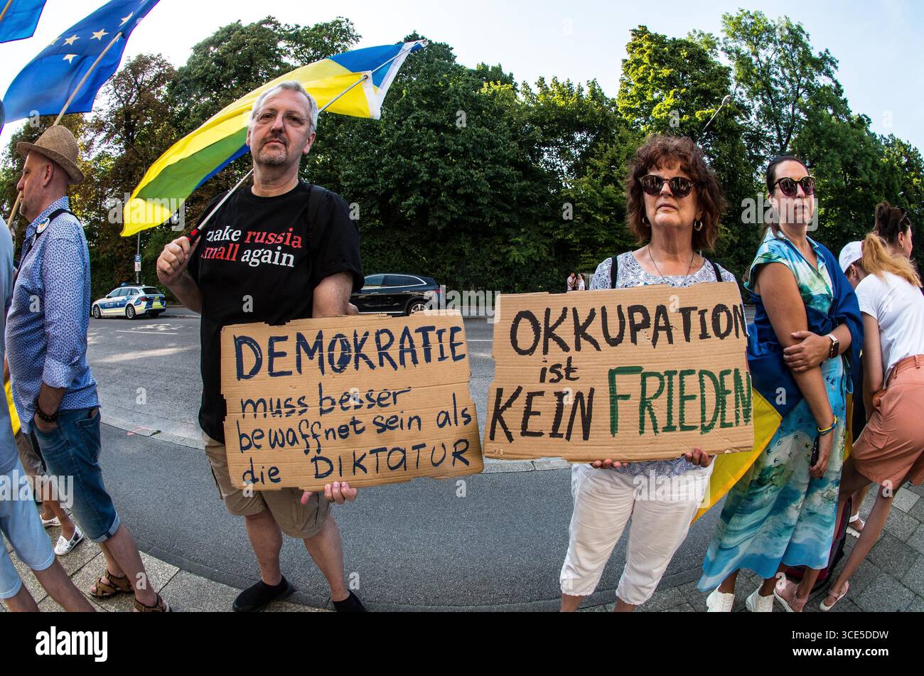 München, Bayern, Deutschland. August 2025. Zeitgleich mit dem Gipfel von Alaska 2025 zwischen Donald Trump und dem russischen Wladimir Putin warnten Ukrainer und Deutsche in München am Ort des Münchner Abkommens von 1938 die westliche Allianz vor einem gefährlichen Beschwichtigungsszenario, ähnlich dem, als die Weltmächte Hitler erlaubten, das Sudetenland anzunektieren, was letztlich den Zweiten Weltkrieg nicht verhinderte. Andere sprachen von Jalta 1945, als Putin und Trump darüber diskutieren, das Land der Ukraine ohne die Anwesenheit von Zelenskyj zu teilen. Historiker und Analysten warnen die westlichen Mächte, dass Putin jeden Waffenstillstand und einen nutzen wird Stockfoto