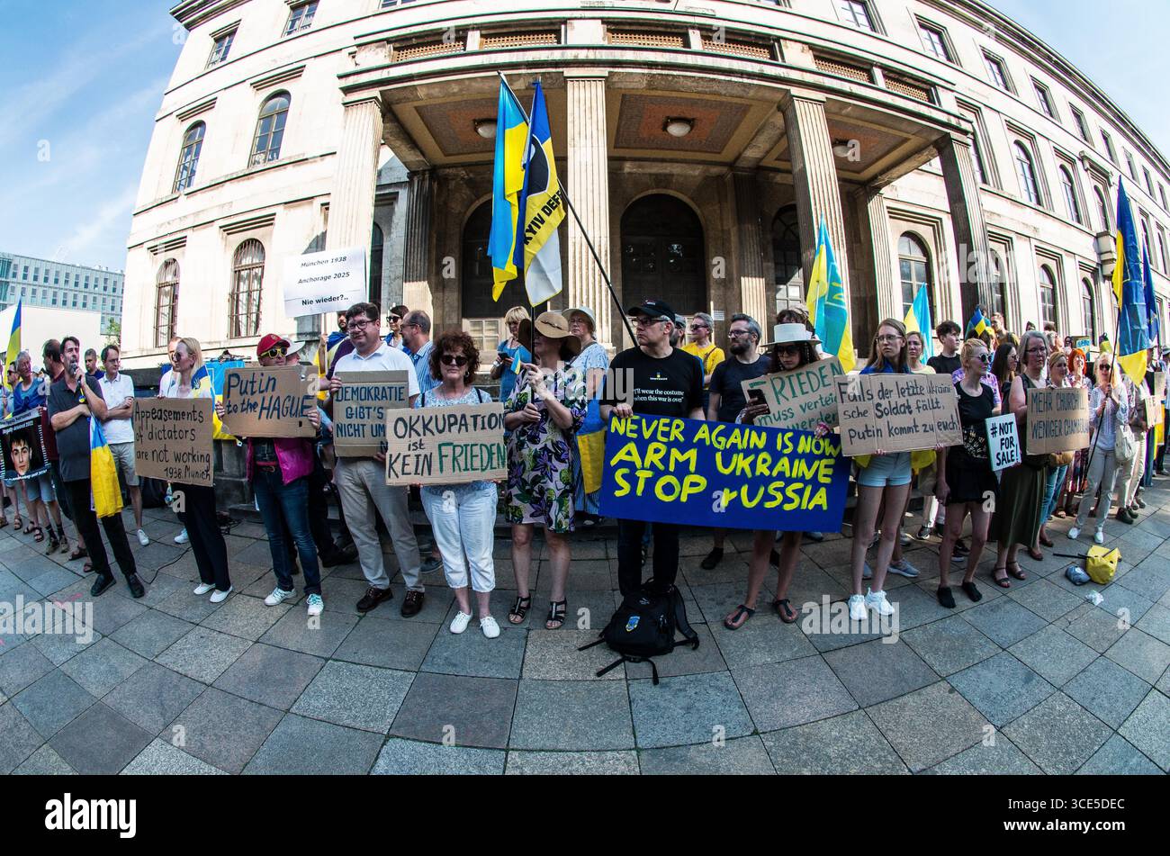 München, Bayern, Deutschland. August 2025. Zeitgleich mit dem Gipfel von Alaska 2025 zwischen Donald Trump und dem russischen Wladimir Putin warnten Ukrainer und Deutsche in München am Ort des Münchner Abkommens von 1938 die westliche Allianz vor einem gefährlichen Beschwichtigungsszenario, ähnlich dem, als die Weltmächte Hitler erlaubten, das Sudetenland anzunektieren, was letztlich den Zweiten Weltkrieg nicht verhinderte. Andere sprachen von Jalta 1945, als Putin und Trump darüber diskutieren, das Land der Ukraine ohne die Anwesenheit von Zelenskyj zu teilen. Historiker und Analysten warnen die westlichen Mächte, dass Putin jeden Waffenstillstand und einen nutzen wird Stockfoto