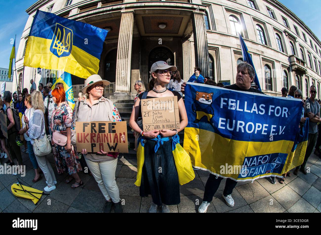 München, Bayern, Deutschland. August 2025. Zeitgleich mit dem Gipfel von Alaska 2025 zwischen Donald Trump und dem russischen Wladimir Putin warnten Ukrainer und Deutsche in München am Ort des Münchner Abkommens von 1938 die westliche Allianz vor einem gefährlichen Beschwichtigungsszenario, ähnlich dem, als die Weltmächte Hitler erlaubten, das Sudetenland anzunektieren, was letztlich den Zweiten Weltkrieg nicht verhinderte. Andere sprachen von Jalta 1945, als Putin und Trump darüber diskutieren, das Land der Ukraine ohne die Anwesenheit von Zelenskyj zu teilen. Historiker und Analysten warnen die westlichen Mächte, dass Putin jeden Waffenstillstand und einen nutzen wird Stockfoto