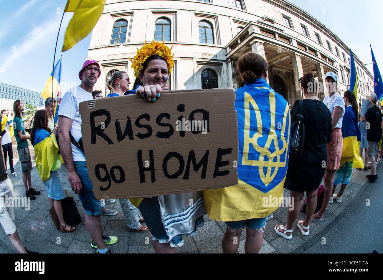 München, Bayern, Deutschland. August 2025. Zeitgleich mit dem Gipfel von Alaska 2025 zwischen Donald Trump und dem russischen Wladimir Putin warnten Ukrainer und Deutsche in München am Ort des Münchner Abkommens von 1938 die westliche Allianz vor einem gefährlichen Beschwichtigungsszenario, ähnlich dem, als die Weltmächte Hitler erlaubten, das Sudetenland anzunektieren, was letztlich den Zweiten Weltkrieg nicht verhinderte. Andere sprachen von Jalta 1945, als Putin und Trump darüber diskutieren, das Land der Ukraine ohne die Anwesenheit von Zelenskyj zu teilen. Historiker und Analysten warnen die westlichen Mächte, dass Putin jeden Waffenstillstand und einen nutzen wird Stockfoto