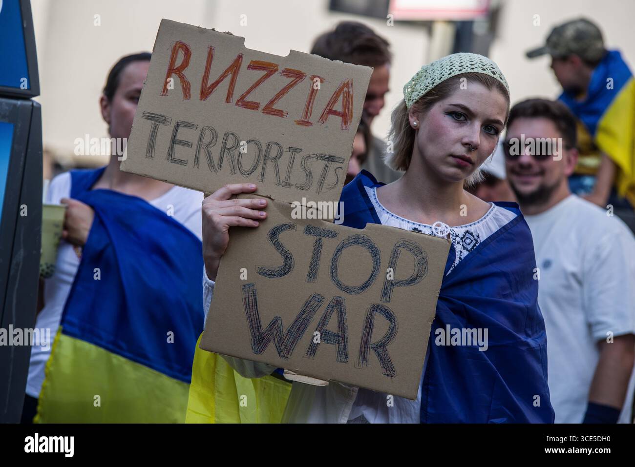 München, Bayern, Deutschland. August 2025. Zeitgleich mit dem Gipfel von Alaska 2025 zwischen Donald Trump und dem russischen Wladimir Putin warnten Ukrainer und Deutsche in München am Ort des Münchner Abkommens von 1938 die westliche Allianz vor einem gefährlichen Beschwichtigungsszenario, ähnlich dem, als die Weltmächte Hitler erlaubten, das Sudetenland anzunektieren, was letztlich den Zweiten Weltkrieg nicht verhinderte. Andere sprachen von Jalta 1945, als Putin und Trump darüber diskutieren, das Land der Ukraine ohne die Anwesenheit von Zelenskyj zu teilen. Historiker und Analysten warnen die westlichen Mächte, dass Putin jeden Waffenstillstand und einen nutzen wird Stockfoto