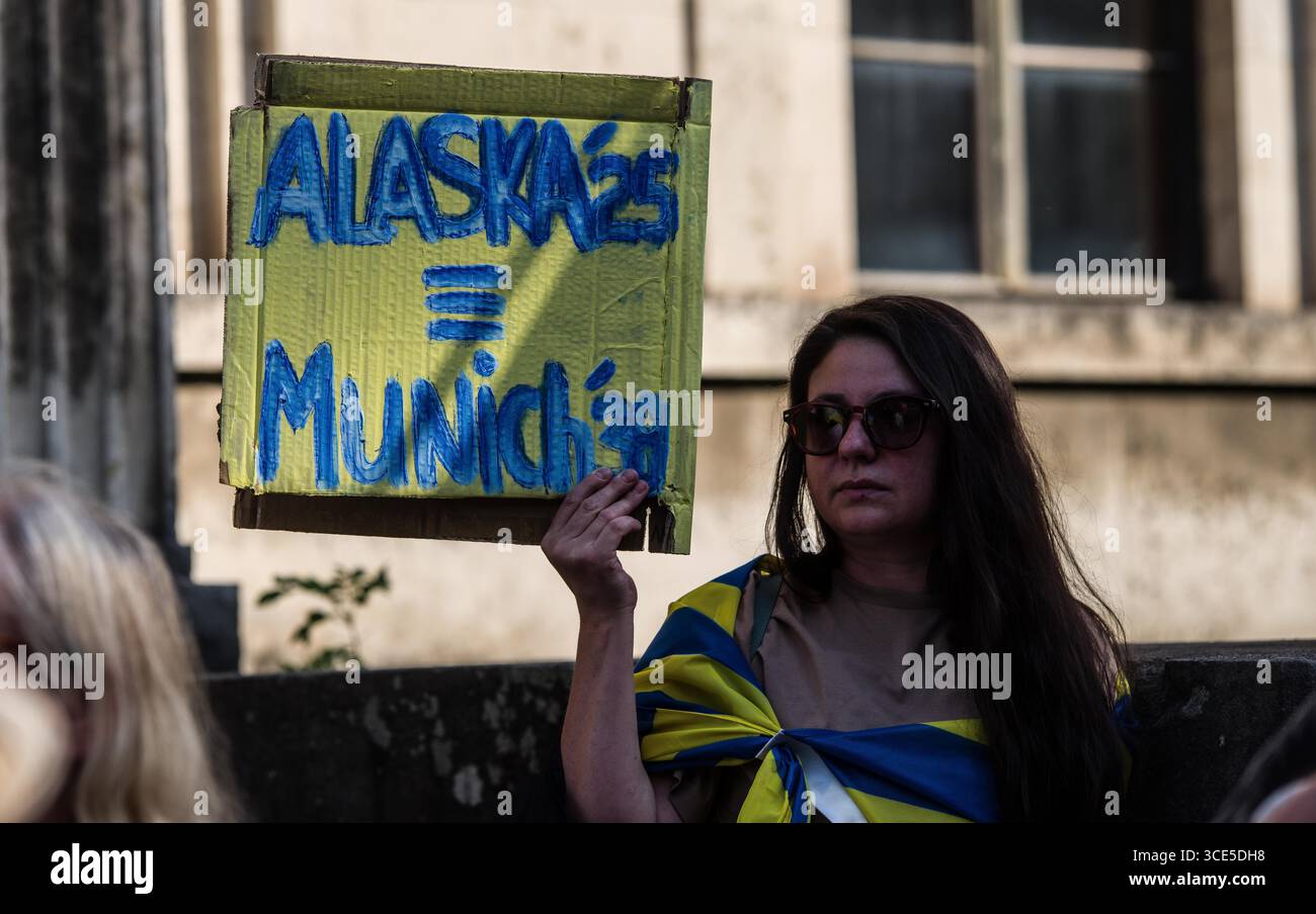 München, Bayern, Deutschland. August 2025. Zeitgleich mit dem Gipfel von Alaska 2025 zwischen Donald Trump und dem russischen Wladimir Putin warnten Ukrainer und Deutsche in München am Ort des Münchner Abkommens von 1938 die westliche Allianz vor einem gefährlichen Beschwichtigungsszenario, ähnlich dem, als die Weltmächte Hitler erlaubten, das Sudetenland anzunektieren, was letztlich den Zweiten Weltkrieg nicht verhinderte. Andere sprachen von Jalta 1945, als Putin und Trump darüber diskutieren, das Land der Ukraine ohne die Anwesenheit von Zelenskyj zu teilen. Historiker und Analysten warnen die westlichen Mächte, dass Putin jeden Waffenstillstand und einen nutzen wird Stockfoto