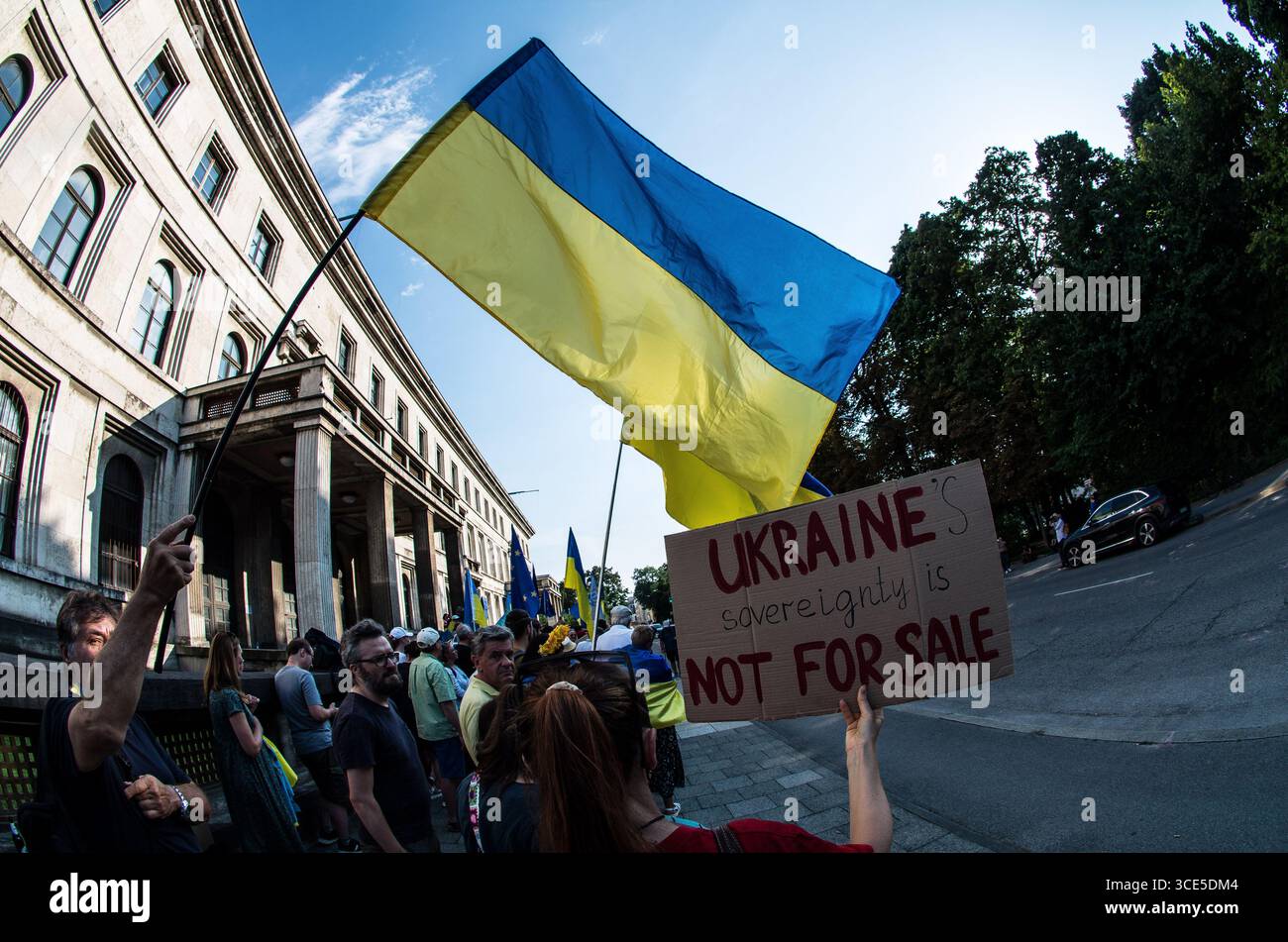 München, Bayern, Deutschland. August 2025. Zeitgleich mit dem Gipfel von Alaska 2025 zwischen Donald Trump und dem russischen Wladimir Putin warnten Ukrainer und Deutsche in München am Ort des Münchner Abkommens von 1938 die westliche Allianz vor einem gefährlichen Beschwichtigungsszenario, ähnlich dem, als die Weltmächte Hitler erlaubten, das Sudetenland anzunektieren, was letztlich den Zweiten Weltkrieg nicht verhinderte. Andere sprachen von Jalta 1945, als Putin und Trump darüber diskutieren, das Land der Ukraine ohne die Anwesenheit von Zelenskyj zu teilen. Historiker und Analysten warnen die westlichen Mächte, dass Putin jeden Waffenstillstand und einen nutzen wird Stockfoto