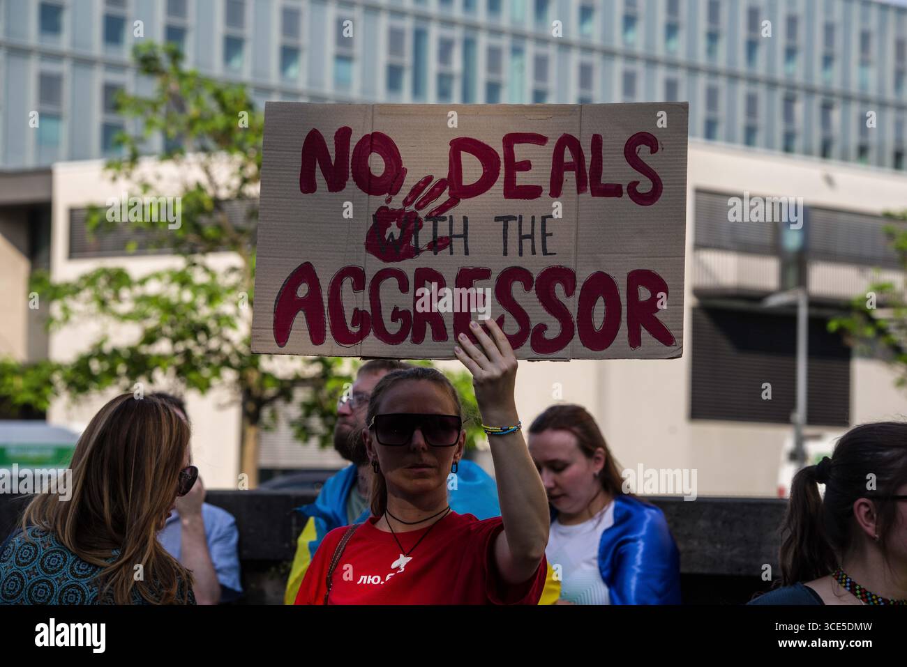 München, Bayern, Deutschland. August 2025. Zeitgleich mit dem Gipfel von Alaska 2025 zwischen Donald Trump und dem russischen Wladimir Putin warnten Ukrainer und Deutsche in München am Ort des Münchner Abkommens von 1938 die westliche Allianz vor einem gefährlichen Beschwichtigungsszenario, ähnlich dem, als die Weltmächte Hitler erlaubten, das Sudetenland anzunektieren, was letztlich den Zweiten Weltkrieg nicht verhinderte. Andere sprachen von Jalta 1945, als Putin und Trump darüber diskutieren, das Land der Ukraine ohne die Anwesenheit von Zelenskyj zu teilen. Historiker und Analysten warnen die westlichen Mächte, dass Putin jeden Waffenstillstand und einen nutzen wird Stockfoto