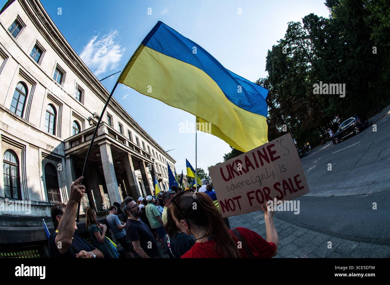 München, Bayern, Deutschland. August 2025. Zeitgleich mit dem Gipfel von Alaska 2025 zwischen Donald Trump und dem russischen Wladimir Putin warnten Ukrainer und Deutsche in München am Ort des Münchner Abkommens von 1938 die westliche Allianz vor einem gefährlichen Beschwichtigungsszenario, ähnlich dem, als die Weltmächte Hitler erlaubten, das Sudetenland anzunektieren, was letztlich den Zweiten Weltkrieg nicht verhinderte. Andere sprachen von Jalta 1945, als Putin und Trump darüber diskutieren, das Land der Ukraine ohne die Anwesenheit von Zelenskyj zu teilen. Historiker und Analysten warnen die westlichen Mächte, dass Putin jeden Waffenstillstand und einen nutzen wird Stockfoto