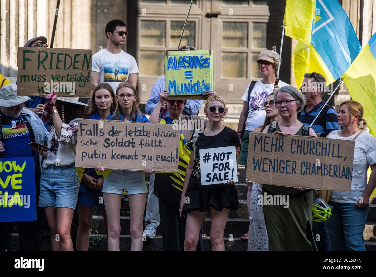 München, Bayern, Deutschland. August 2025. Zeitgleich mit dem Gipfel von Alaska 2025 zwischen Donald Trump und dem russischen Wladimir Putin warnten Ukrainer und Deutsche in München am Ort des Münchner Abkommens von 1938 die westliche Allianz vor einem gefährlichen Beschwichtigungsszenario, ähnlich dem, als die Weltmächte Hitler erlaubten, das Sudetenland anzunektieren, was letztlich den Zweiten Weltkrieg nicht verhinderte. Andere sprachen von Jalta 1945, als Putin und Trump darüber diskutieren, das Land der Ukraine ohne die Anwesenheit von Zelenskyj zu teilen. Historiker und Analysten warnen die westlichen Mächte, dass Putin jeden Waffenstillstand und einen nutzen wird Stockfoto