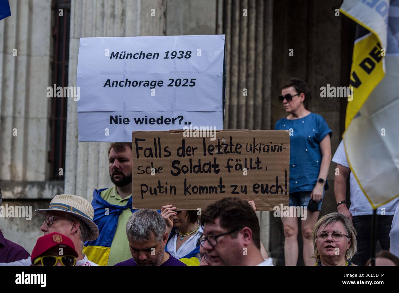München, Bayern, Deutschland. August 2025. Zeitgleich mit dem Gipfel von Alaska 2025 zwischen Donald Trump und dem russischen Wladimir Putin warnten Ukrainer und Deutsche in München am Ort des Münchner Abkommens von 1938 die westliche Allianz vor einem gefährlichen Beschwichtigungsszenario, ähnlich dem, als die Weltmächte Hitler erlaubten, das Sudetenland anzunektieren, was letztlich den Zweiten Weltkrieg nicht verhinderte. Andere sprachen von Jalta 1945, als Putin und Trump darüber diskutieren, das Land der Ukraine ohne die Anwesenheit von Zelenskyj zu teilen. Historiker und Analysten warnen die westlichen Mächte, dass Putin jeden Waffenstillstand und einen nutzen wird Stockfoto