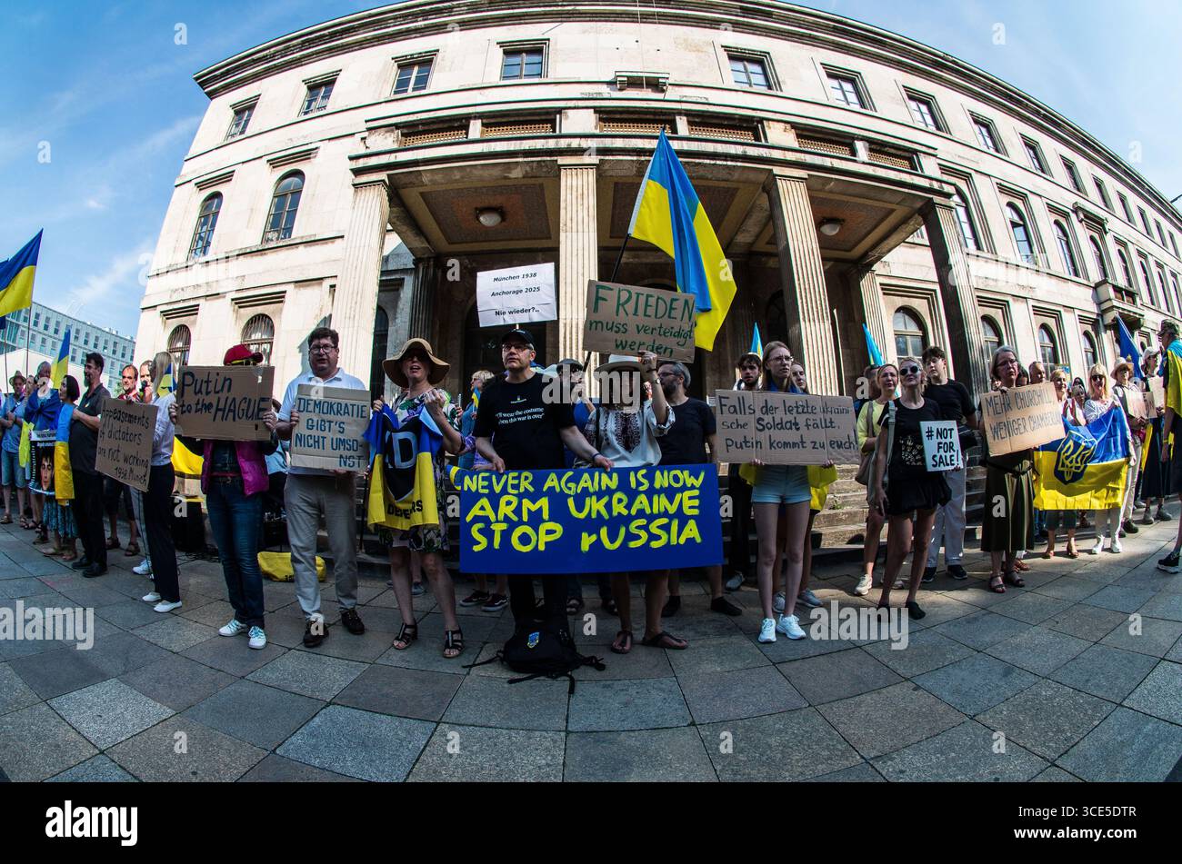 München, Bayern, Deutschland. August 2025. Zeitgleich mit dem Gipfel von Alaska 2025 zwischen Donald Trump und dem russischen Wladimir Putin warnten Ukrainer und Deutsche in München am Ort des Münchner Abkommens von 1938 die westliche Allianz vor einem gefährlichen Beschwichtigungsszenario, ähnlich dem, als die Weltmächte Hitler erlaubten, das Sudetenland anzunektieren, was letztlich den Zweiten Weltkrieg nicht verhinderte. Andere sprachen von Jalta 1945, als Putin und Trump darüber diskutieren, das Land der Ukraine ohne die Anwesenheit von Zelenskyj zu teilen. Historiker und Analysten warnen die westlichen Mächte, dass Putin jeden Waffenstillstand und einen nutzen wird Stockfoto