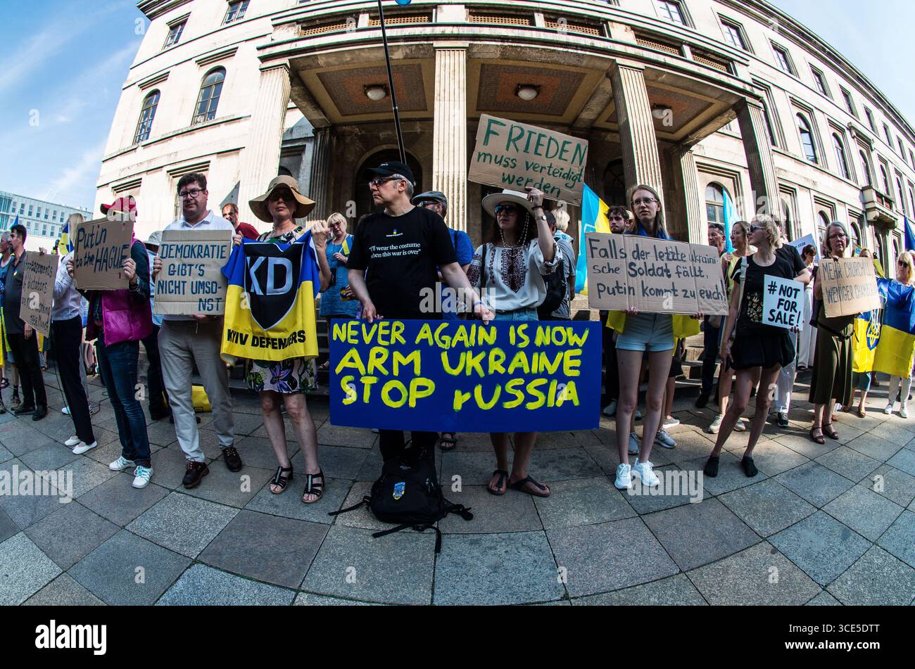 München, Bayern, Deutschland. August 2025. Zeitgleich mit dem Gipfel von Alaska 2025 zwischen Donald Trump und dem russischen Wladimir Putin warnten Ukrainer und Deutsche in München am Ort des Münchner Abkommens von 1938 die westliche Allianz vor einem gefährlichen Beschwichtigungsszenario, ähnlich dem, als die Weltmächte Hitler erlaubten, das Sudetenland anzunektieren, was letztlich den Zweiten Weltkrieg nicht verhinderte. Andere sprachen von Jalta 1945, als Putin und Trump darüber diskutieren, das Land der Ukraine ohne die Anwesenheit von Zelenskyj zu teilen. Historiker und Analysten warnen die westlichen Mächte, dass Putin jeden Waffenstillstand und einen nutzen wird Stockfoto