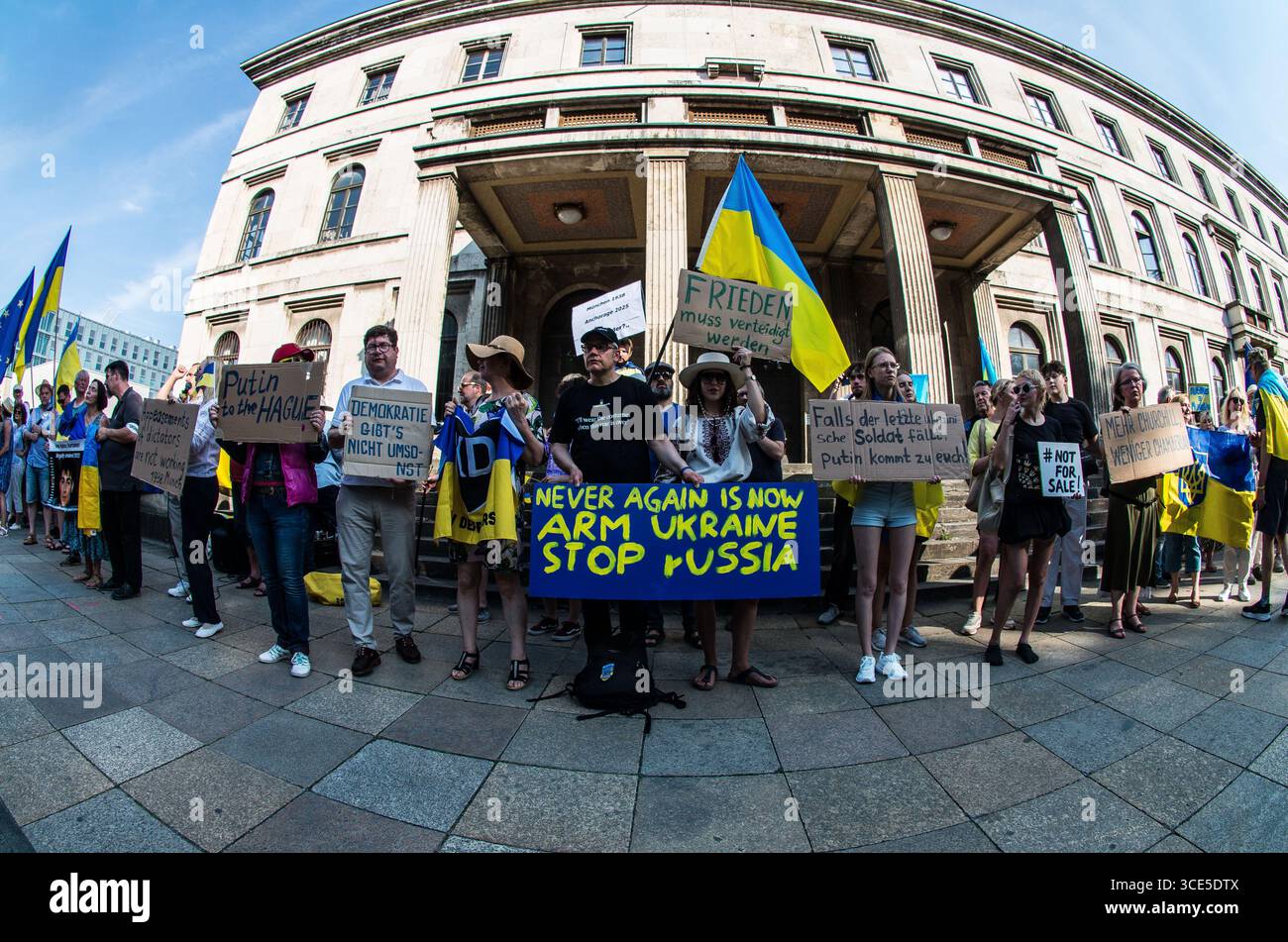 München, Bayern, Deutschland. August 2025. Zeitgleich mit dem Gipfel von Alaska 2025 zwischen Donald Trump und dem russischen Wladimir Putin warnten Ukrainer und Deutsche in München am Ort des Münchner Abkommens von 1938 die westliche Allianz vor einem gefährlichen Beschwichtigungsszenario, ähnlich dem, als die Weltmächte Hitler erlaubten, das Sudetenland anzunektieren, was letztlich den Zweiten Weltkrieg nicht verhinderte. Andere sprachen von Jalta 1945, als Putin und Trump darüber diskutieren, das Land der Ukraine ohne die Anwesenheit von Zelenskyj zu teilen. Historiker und Analysten warnen die westlichen Mächte, dass Putin jeden Waffenstillstand und einen nutzen wird Stockfoto