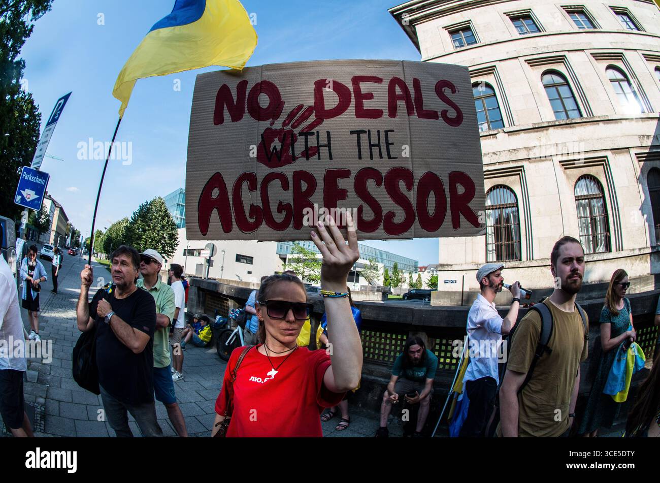 München, Bayern, Deutschland. August 2025. Zeitgleich mit dem Gipfel von Alaska 2025 zwischen Donald Trump und dem russischen Wladimir Putin warnten Ukrainer und Deutsche in München am Ort des Münchner Abkommens von 1938 die westliche Allianz vor einem gefährlichen Beschwichtigungsszenario, ähnlich dem, als die Weltmächte Hitler erlaubten, das Sudetenland anzunektieren, was letztlich den Zweiten Weltkrieg nicht verhinderte. Andere sprachen von Jalta 1945, als Putin und Trump darüber diskutieren, das Land der Ukraine ohne die Anwesenheit von Zelenskyj zu teilen. Historiker und Analysten warnen die westlichen Mächte, dass Putin jeden Waffenstillstand und einen nutzen wird Stockfoto