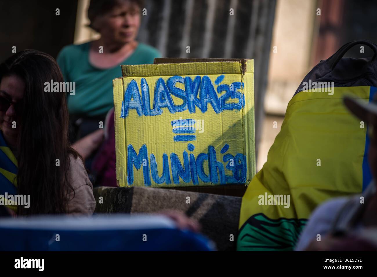 München, Bayern, Deutschland. August 2025. Zeitgleich mit dem Gipfel von Alaska 2025 zwischen Donald Trump und dem russischen Wladimir Putin warnten Ukrainer und Deutsche in München am Ort des Münchner Abkommens von 1938 die westliche Allianz vor einem gefährlichen Beschwichtigungsszenario, ähnlich dem, als die Weltmächte Hitler erlaubten, das Sudetenland anzunektieren, was letztlich den Zweiten Weltkrieg nicht verhinderte. Andere sprachen von Jalta 1945, als Putin und Trump darüber diskutieren, das Land der Ukraine ohne die Anwesenheit von Zelenskyj zu teilen. Historiker und Analysten warnen die westlichen Mächte, dass Putin jeden Waffenstillstand und einen nutzen wird Stockfoto