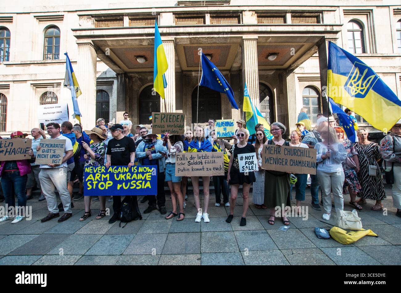 München, Bayern, Deutschland. August 2025. Zeitgleich mit dem Gipfel von Alaska 2025 zwischen Donald Trump und dem russischen Wladimir Putin warnten Ukrainer und Deutsche in München am Ort des Münchner Abkommens von 1938 die westliche Allianz vor einem gefährlichen Beschwichtigungsszenario, ähnlich dem, als die Weltmächte Hitler erlaubten, das Sudetenland anzunektieren, was letztlich den Zweiten Weltkrieg nicht verhinderte. Andere sprachen von Jalta 1945, als Putin und Trump darüber diskutieren, das Land der Ukraine ohne die Anwesenheit von Zelenskyj zu teilen. Historiker und Analysten warnen die westlichen Mächte, dass Putin jeden Waffenstillstand und einen nutzen wird Stockfoto