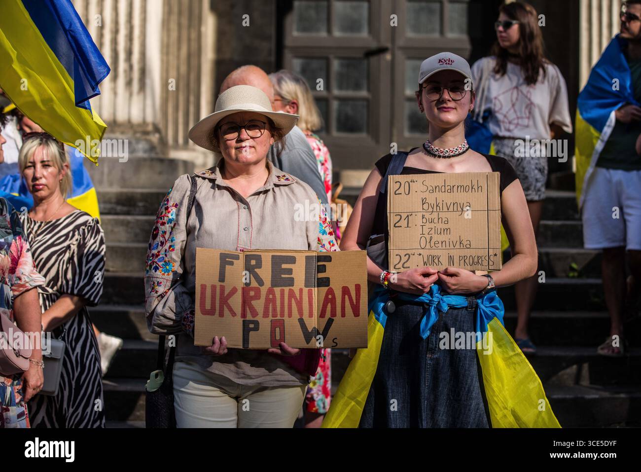 München, Bayern, Deutschland. August 2025. Zeitgleich mit dem Gipfel von Alaska 2025 zwischen Donald Trump und dem russischen Wladimir Putin warnten Ukrainer und Deutsche in München am Ort des Münchner Abkommens von 1938 die westliche Allianz vor einem gefährlichen Beschwichtigungsszenario, ähnlich dem, als die Weltmächte Hitler erlaubten, das Sudetenland anzunektieren, was letztlich den Zweiten Weltkrieg nicht verhinderte. Andere sprachen von Jalta 1945, als Putin und Trump darüber diskutieren, das Land der Ukraine ohne die Anwesenheit von Zelenskyj zu teilen. Historiker und Analysten warnen die westlichen Mächte, dass Putin jeden Waffenstillstand und einen nutzen wird Stockfoto