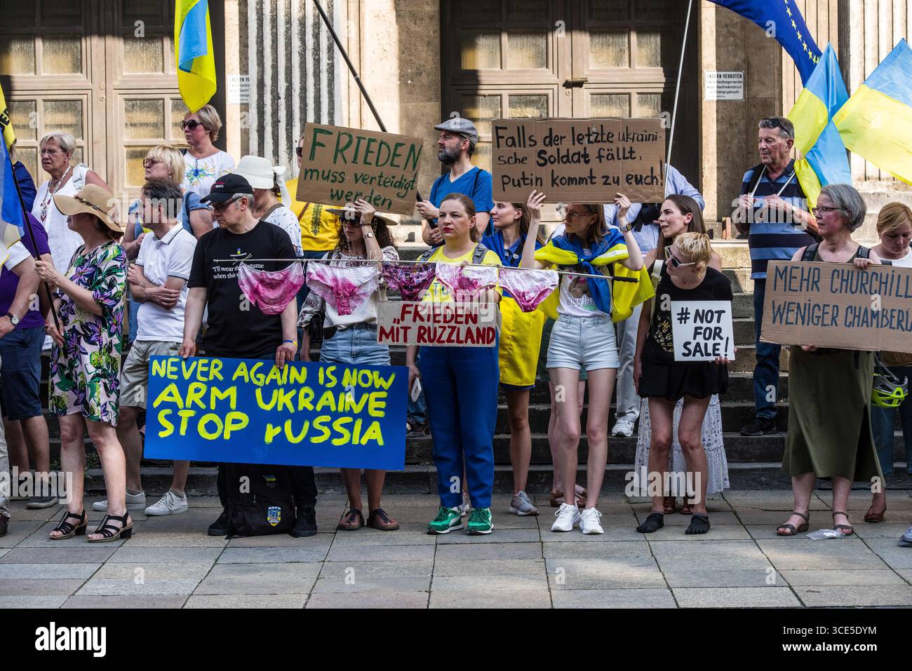 München, Bayern, Deutschland. August 2025. Zeitgleich mit dem Gipfel von Alaska 2025 zwischen Donald Trump und dem russischen Wladimir Putin warnten Ukrainer und Deutsche in München am Ort des Münchner Abkommens von 1938 die westliche Allianz vor einem gefährlichen Beschwichtigungsszenario, ähnlich dem, als die Weltmächte Hitler erlaubten, das Sudetenland anzunektieren, was letztlich den Zweiten Weltkrieg nicht verhinderte. Andere sprachen von Jalta 1945, als Putin und Trump darüber diskutieren, das Land der Ukraine ohne die Anwesenheit von Zelenskyj zu teilen. Historiker und Analysten warnen die westlichen Mächte, dass Putin jeden Waffenstillstand und einen nutzen wird Stockfoto