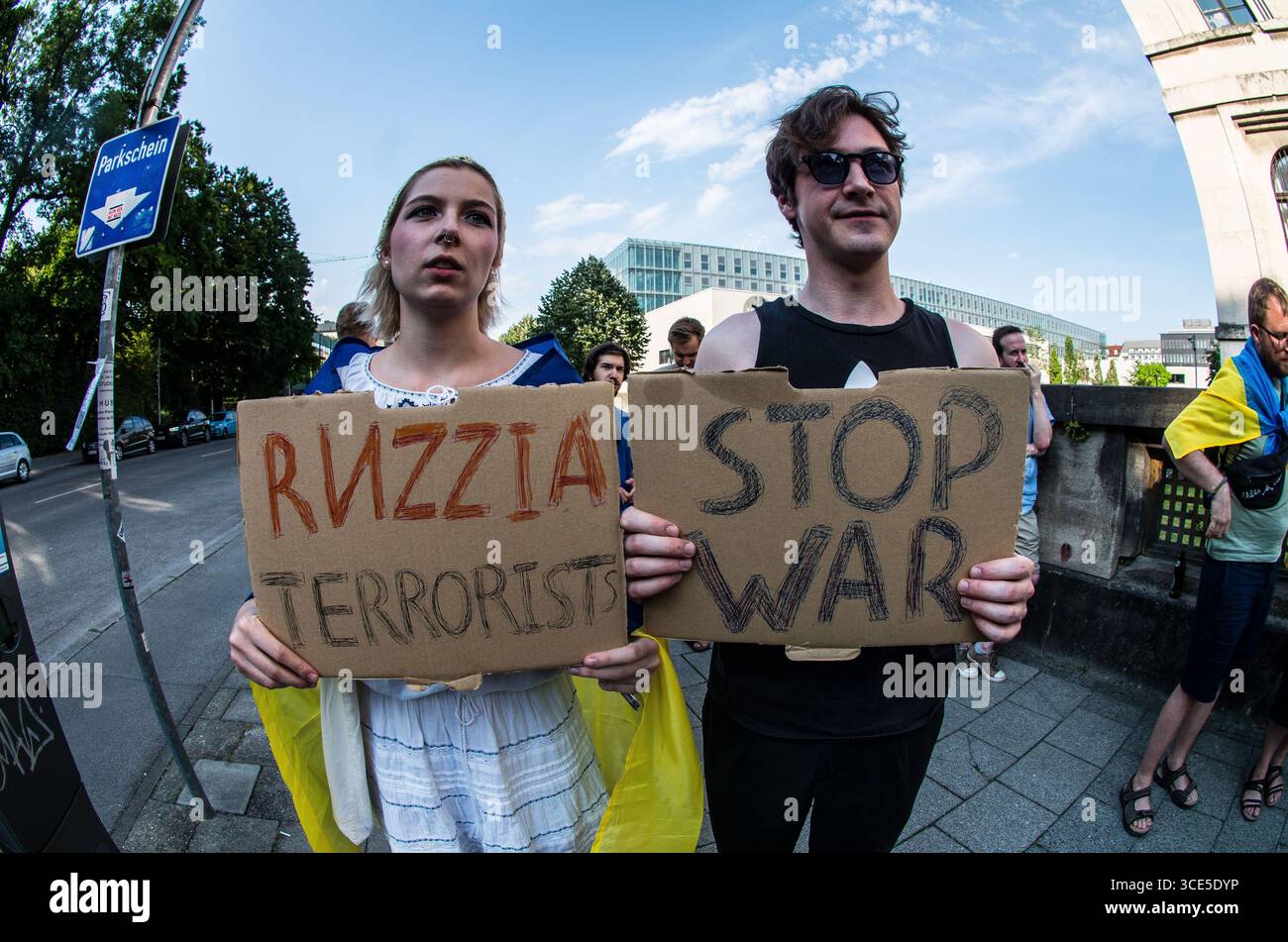 München, Bayern, Deutschland. August 2025. Zeitgleich mit dem Gipfel von Alaska 2025 zwischen Donald Trump und dem russischen Wladimir Putin warnten Ukrainer und Deutsche in München am Ort des Münchner Abkommens von 1938 die westliche Allianz vor einem gefährlichen Beschwichtigungsszenario, ähnlich dem, als die Weltmächte Hitler erlaubten, das Sudetenland anzunektieren, was letztlich den Zweiten Weltkrieg nicht verhinderte. Andere sprachen von Jalta 1945, als Putin und Trump darüber diskutieren, das Land der Ukraine ohne die Anwesenheit von Zelenskyj zu teilen. Historiker und Analysten warnen die westlichen Mächte, dass Putin jeden Waffenstillstand und einen nutzen wird Stockfoto