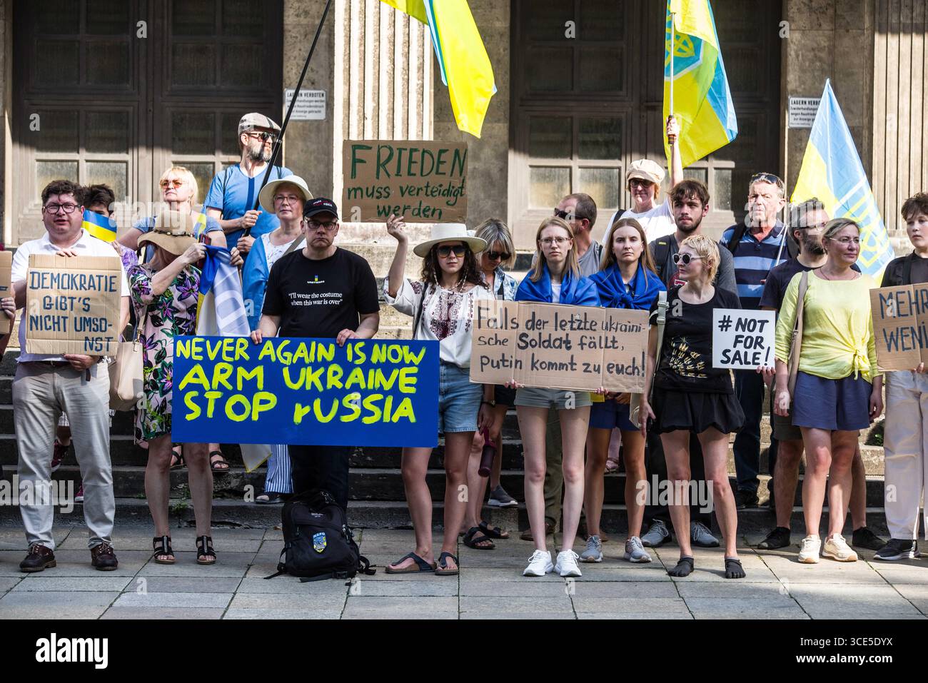 München, Bayern, Deutschland. August 2025. Zeitgleich mit dem Gipfel von Alaska 2025 zwischen Donald Trump und dem russischen Wladimir Putin warnten Ukrainer und Deutsche in München am Ort des Münchner Abkommens von 1938 die westliche Allianz vor einem gefährlichen Beschwichtigungsszenario, ähnlich dem, als die Weltmächte Hitler erlaubten, das Sudetenland anzunektieren, was letztlich den Zweiten Weltkrieg nicht verhinderte. Andere sprachen von Jalta 1945, als Putin und Trump darüber diskutieren, das Land der Ukraine ohne die Anwesenheit von Zelenskyj zu teilen. Historiker und Analysten warnen die westlichen Mächte, dass Putin jeden Waffenstillstand und einen nutzen wird Stockfoto