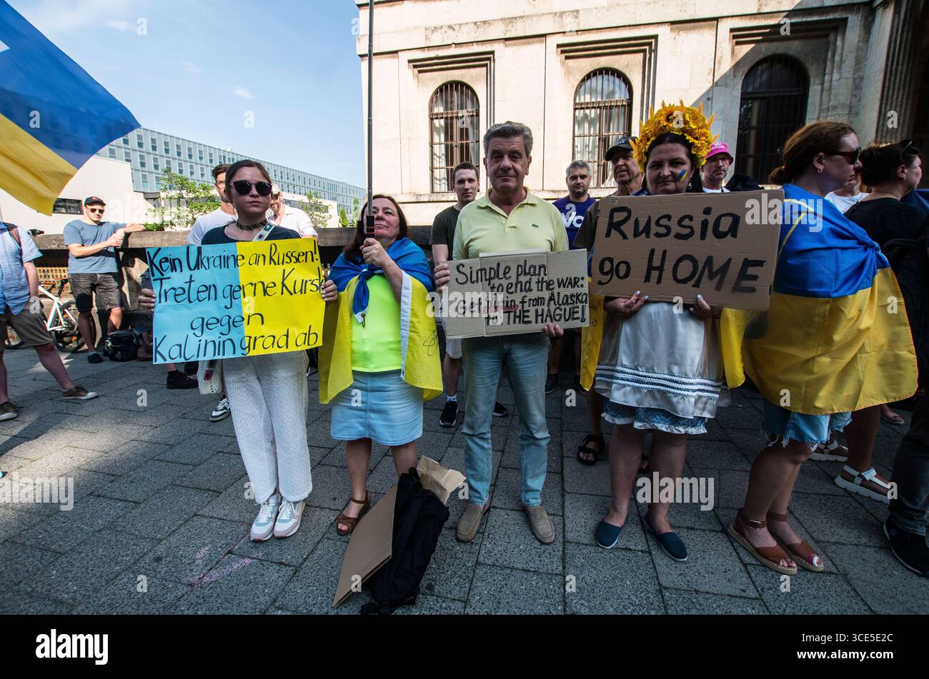 München, Bayern, Deutschland. August 2025. Zeitgleich mit dem Gipfel von Alaska 2025 zwischen Donald Trump und dem russischen Wladimir Putin warnten Ukrainer und Deutsche in München am Ort des Münchner Abkommens von 1938 die westliche Allianz vor einem gefährlichen Beschwichtigungsszenario, ähnlich dem, als die Weltmächte Hitler erlaubten, das Sudetenland anzunektieren, was letztlich den Zweiten Weltkrieg nicht verhinderte. Andere sprachen von Jalta 1945, als Putin und Trump darüber diskutieren, das Land der Ukraine ohne die Anwesenheit von Zelenskyj zu teilen. Historiker und Analysten warnen die westlichen Mächte, dass Putin jeden Waffenstillstand und einen nutzen wird Stockfoto
