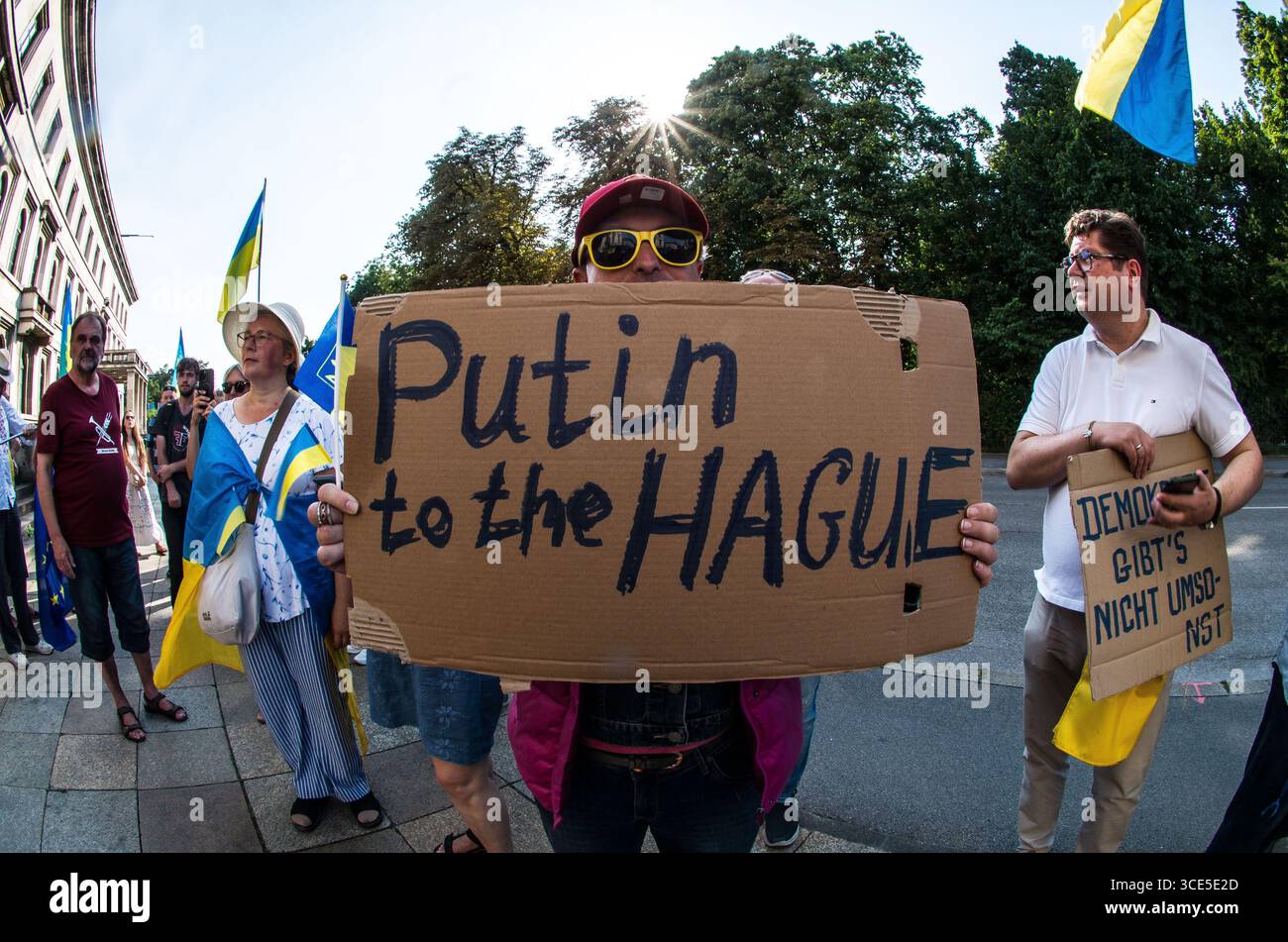 München, Bayern, Deutschland. August 2025. Zeitgleich mit dem Gipfel von Alaska 2025 zwischen Donald Trump und dem russischen Wladimir Putin warnten Ukrainer und Deutsche in München am Ort des Münchner Abkommens von 1938 die westliche Allianz vor einem gefährlichen Beschwichtigungsszenario, ähnlich dem, als die Weltmächte Hitler erlaubten, das Sudetenland anzunektieren, was letztlich den Zweiten Weltkrieg nicht verhinderte. Andere sprachen von Jalta 1945, als Putin und Trump darüber diskutieren, das Land der Ukraine ohne die Anwesenheit von Zelenskyj zu teilen. Historiker und Analysten warnen die westlichen Mächte, dass Putin jeden Waffenstillstand und einen nutzen wird Stockfoto